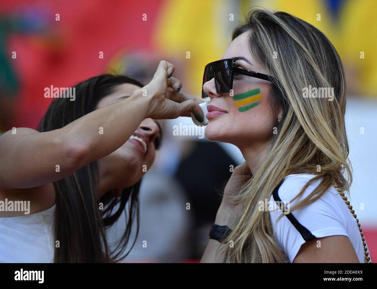 Larissa Pereira, 25 ans, épouse du joueur brésilien Roberto Firmino, 26 ans, lors du match Brésil contre Serbie de la coupe du monde de la FIFA, au stade Spartak, à Moscou, en Russie, le 27 juin 2018. Photo de Christian Liewig/ABACAPRESS.COM Banque D'Images