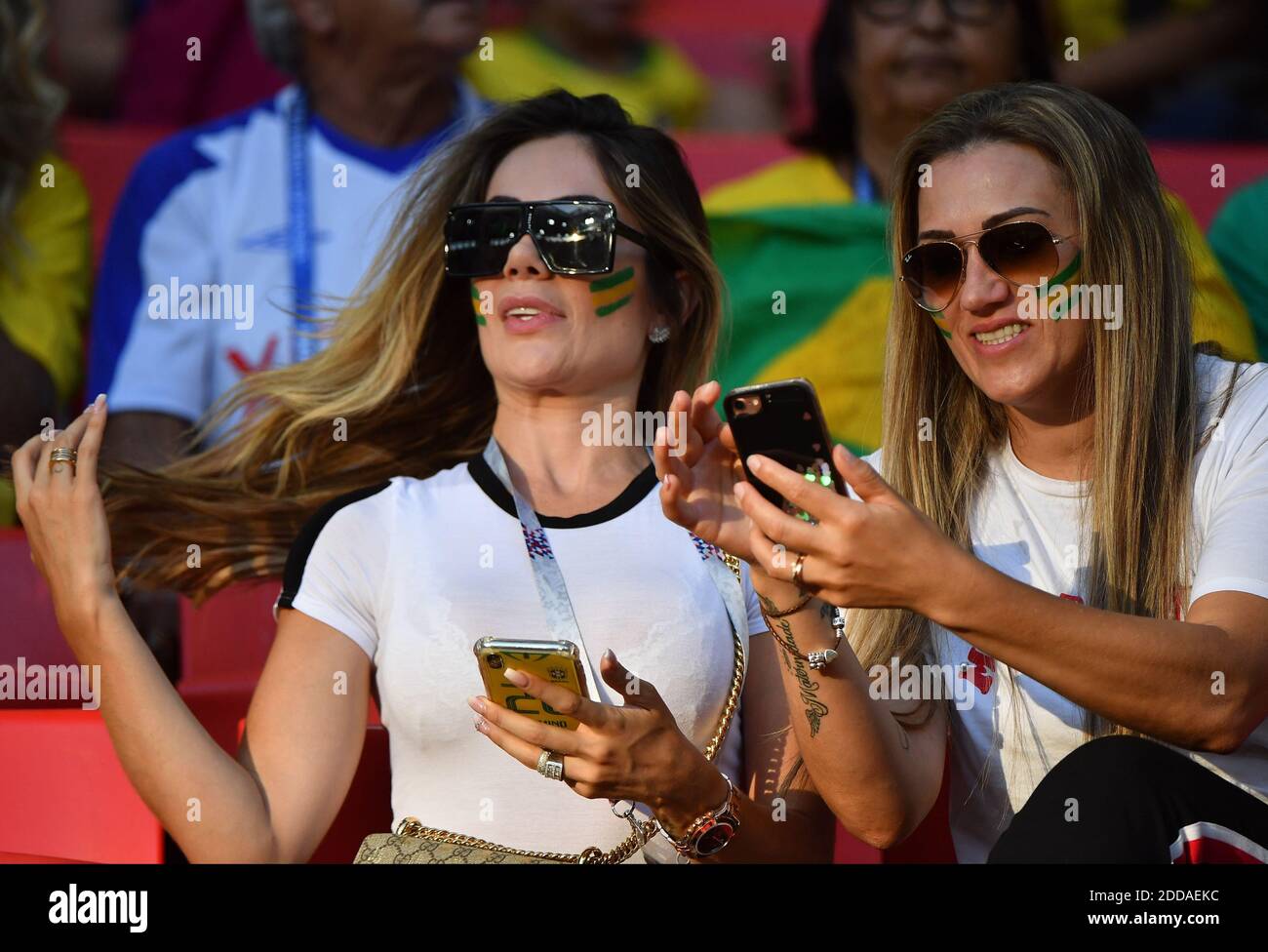 Larissa Pereira, 25 ans, épouse du joueur brésilien Roberto Firmino, 26 ans, lors du match Brésil contre Serbie de la coupe du monde de la FIFA, au stade Spartak, à Moscou, en Russie, le 27 juin 2018. Photo de Christian Liewig/ABACAPRESS.COM Banque D'Images