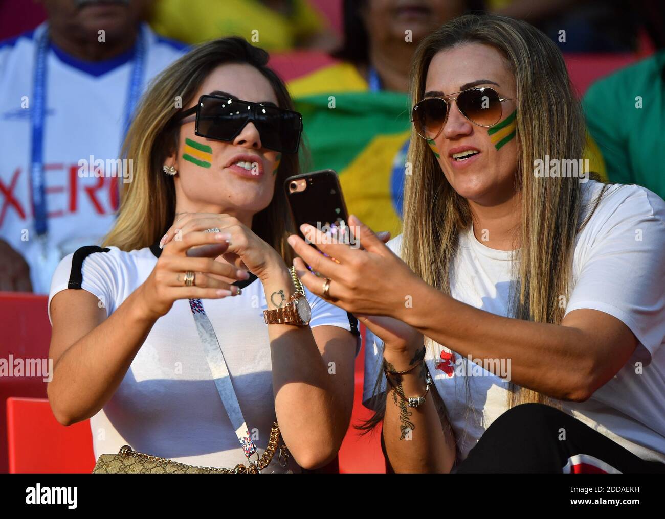 Larissa Pereira, 25 ans, épouse du joueur brésilien Roberto Firmino, 26 ans, lors du match Brésil contre Serbie de la coupe du monde de la FIFA, au stade Spartak, à Moscou, en Russie, le 27 juin 2018. Photo de Christian Liewig/ABACAPRESS.COM Banque D'Images