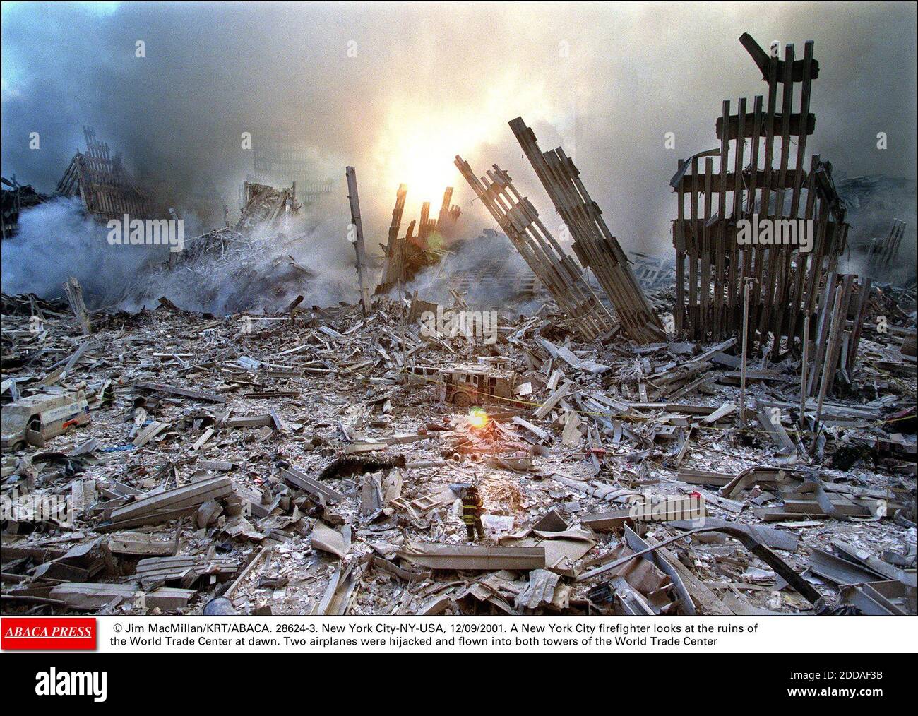 PAS DE FILM, PAS DE VIDÉO, PAS DE TV, PAS DE DOCUMENTAIRE - © JIM MACMILLAN/KRT/ABACA. 28624-3. New York City-NY-USA, 12/09/2001. Un pompier de New York regarde à l'aube les ruines du World Trade Center. Deux avions ont été piratés et ont été emvolés dans les deux tours du World Trade Center Banque D'Images PAS DE FILM, PAS DE VIDÉO, PAS DE TV, PAS DE DOCUMENTAIRE - © JIM MACMILLAN/KRT/ABACA. 28624-3. New York City-NY-USA, 12/09/2001. Un pompier de New York regarde à l'aube les ruines du World Trade Center. Deux avions ont été piratés et ont été emvolés dans les deux tours du World Trade Center Banque D'Images
