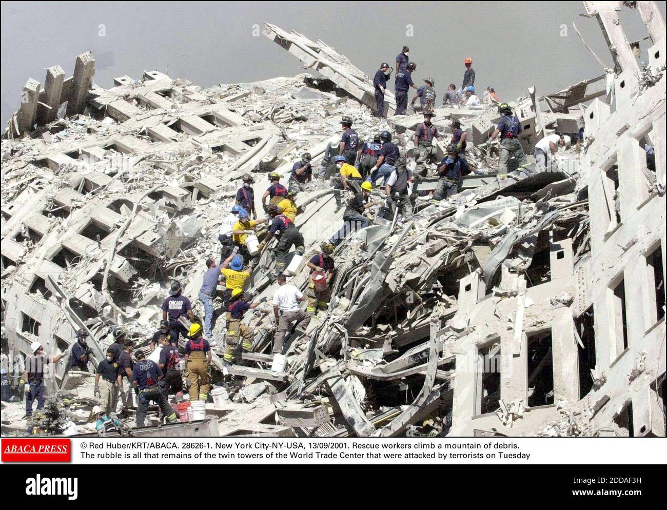 PAS DE FILM, PAS DE VIDÉO, PAS DE TV, PAS DE DOCUMENTAIRE - © RED HUBER/KRT/ABACA. 28626-1. New York City-NY-USA, 13/09/2001. Les secouristes grimpent sur une montagne de débris. Les décombres sont tout ce qui reste des tours jumelles du World Trade Center qui ont été attaquées mardi par des terroristes Banque D'Images PAS DE FILM, PAS DE VIDÉO, PAS DE TV, PAS DE DOCUMENTAIRE - © RED HUBER/KRT/ABACA. 28626-1. New York City-NY-USA, 13/09/2001. Les secouristes grimpent sur une montagne de débris. Les décombres sont tout ce qui reste des tours jumelles du World Trade Center qui ont été attaquées mardi par des terroristes Banque D'Images