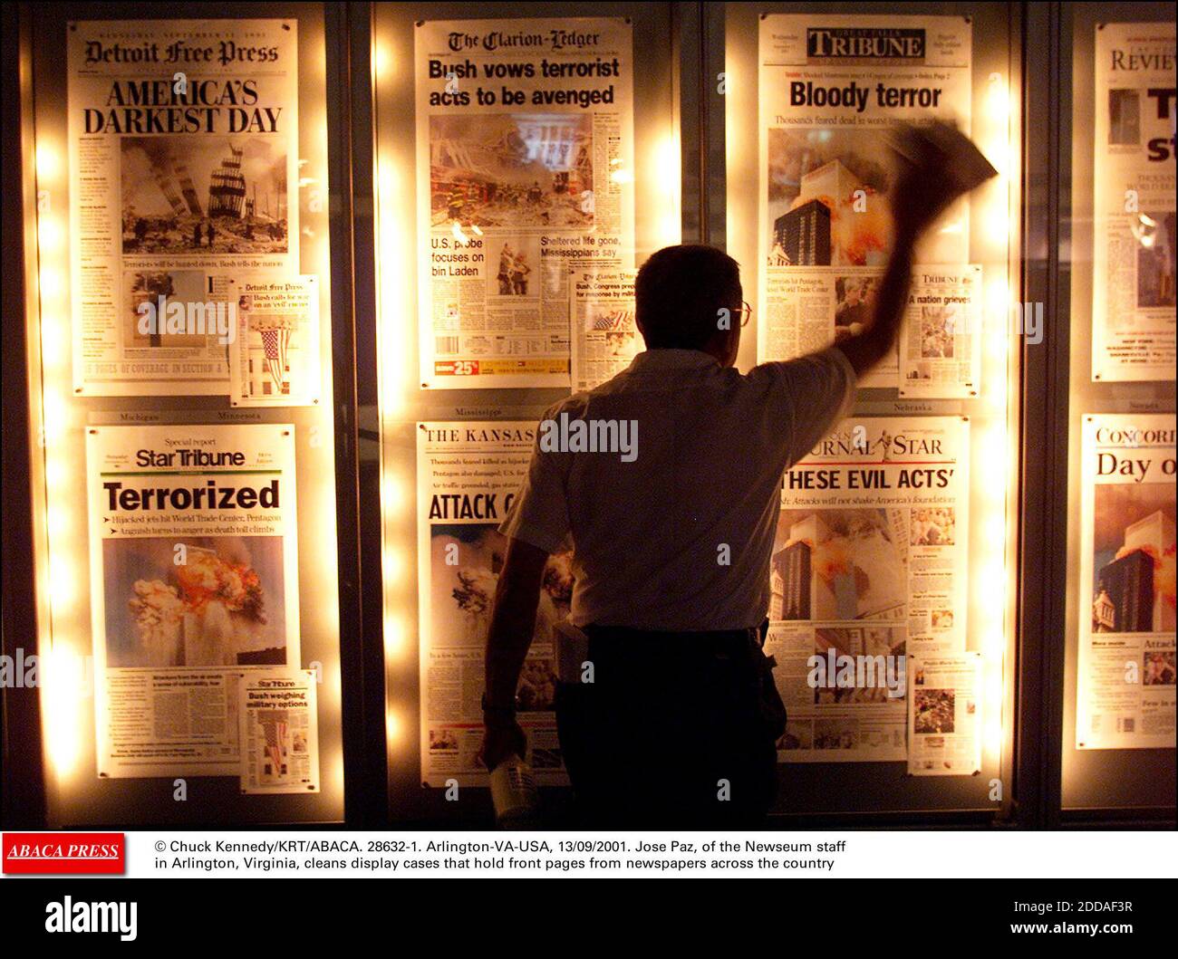 PAS DE FILM, PAS DE VIDÉO, PAS DE TV, PAS DE DOCUMENTAIRE - © CHUCK KENNEDY/KRT/ABACA. 28632-1. Arlington-va-USA, 13/09/2001. Jose Paz, du personnel du Newseum à Arlington, en Virginie, nettoie les vitrines qui tiennent des pages de couverture des journaux à travers le pays Banque D'Images