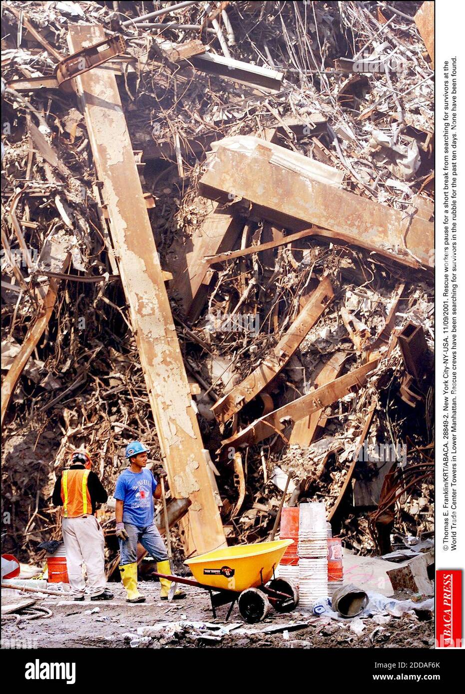 PAS DE FILM, PAS DE VIDÉO, PAS DE TV, PAS DE DOCUMENTAIRE - © THOMAS E. FRANKLIN/KRT/ABACA. 28849-2. New York-NY-USA. 11/09/2001. Les secouristes s'arrêtent pour une courte pause pour chercher des survivants aux World Trade Center Towers de Lower Manhattan. Les équipes de secours ont été à la recherche de survivants dans les rubbl Banque D'Images PAS DE FILM, PAS DE VIDÉO, PAS DE TV, PAS DE DOCUMENTAIRE - © THOMAS E. FRANKLIN/KRT/ABACA. 28849-2. New York-NY-USA. 11/09/2001. Les secouristes s'arrêtent pour une courte pause pour chercher des survivants aux World Trade Center Towers de Lower Manhattan. Les équipes de secours ont été à la recherche de survivants dans les rubbl Banque D'Images
