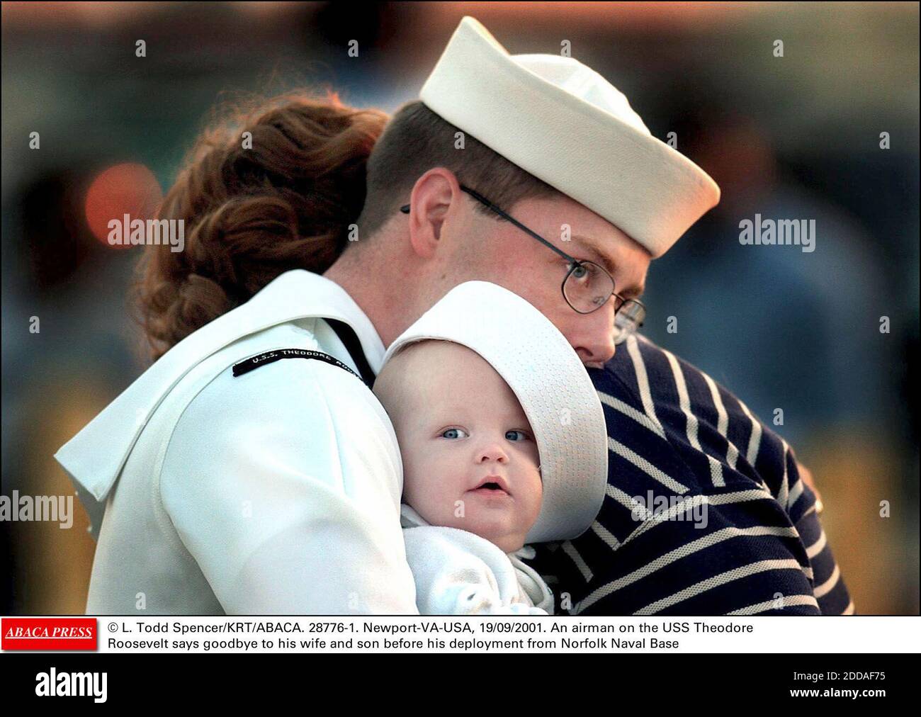 PAS DE FILM, PAS DE VIDÉO, PAS DE TV, PAS DE DOCUMENTAIRE - © L. TODD SPENCER/KRT/ABACA. 28776-1. Newport-va-USA, 19/09/2001. Un aviateur de l'USS Theodore Roosevelt dit Au revoir à sa femme et à son fils avant son déploiement à partir de la base navale de Norfolk Banque D'Images