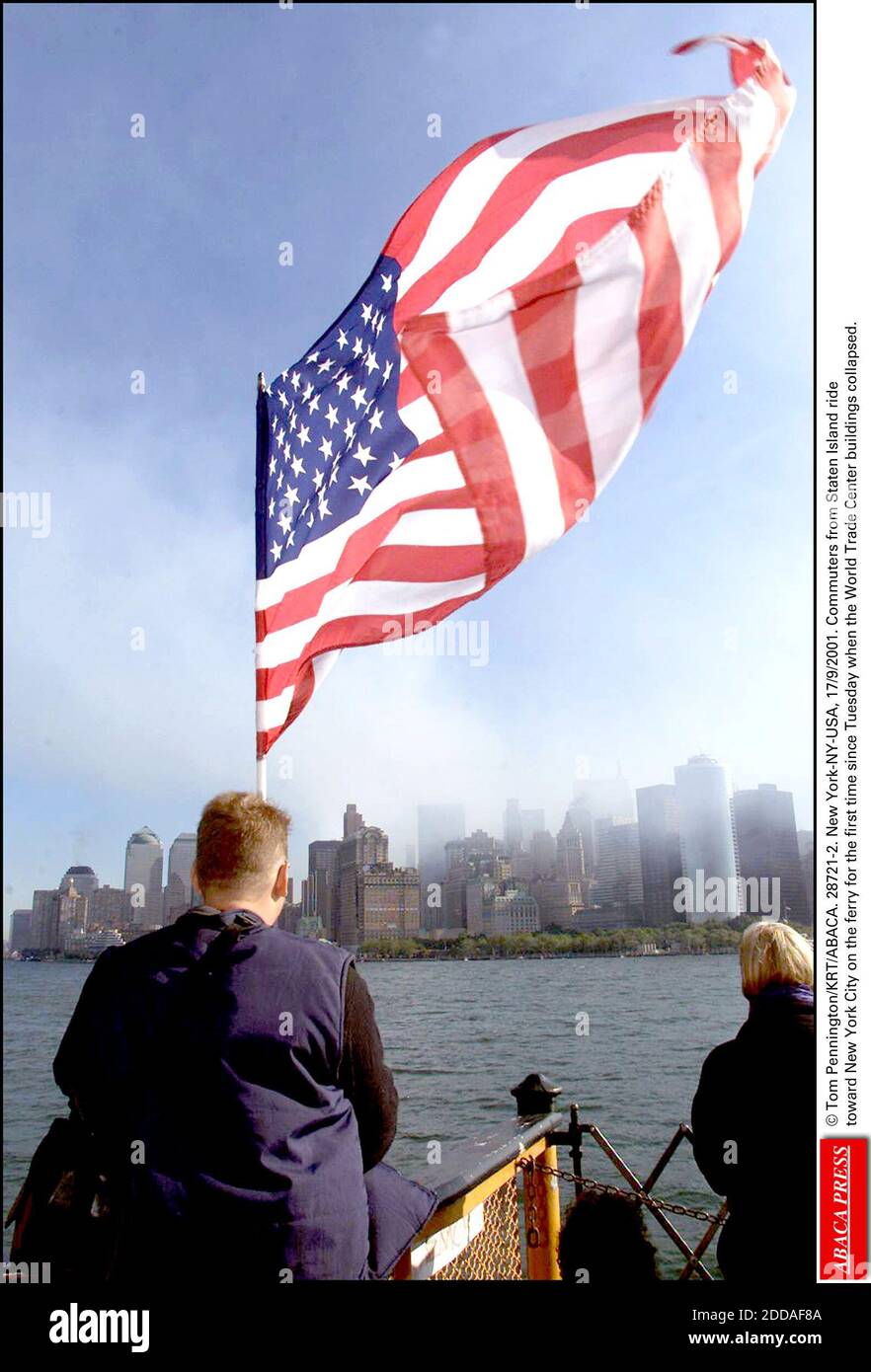 PAS DE FILM, PAS DE VIDÉO, PAS DE TV, PAS DE DOCUMENTAIRE - © TOM PENNINGTON/KRT/ABACA. 28721-2. New York-NY-USA, 17/9/2001. Les navetteurs de Staten Island partent pour la première fois depuis mardi, lorsque les bâtiments du World Trade Center se sont effondrés, en direction de New York City. Banque D'Images