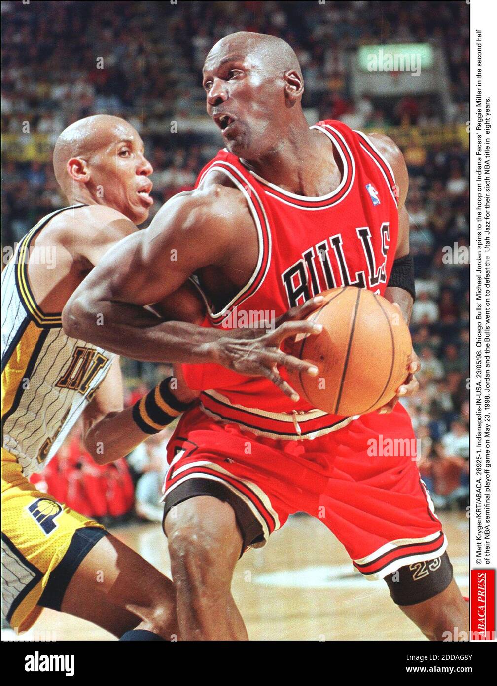 PAS DE FILM, PAS DE VIDÉO, PAS DE TV, PAS DE DOCUMENTAIRE - © MATT KRYGER/KRT/ABACA. 28925-1. Indianapolis-IN-USA. 23/05/98. Michael Jordan de Chicago Bulls se tourne vers le panier sur le Reggie Miller d'Indiana Pacers dans la deuxième moitié de leur match de jeu sémifinal de la NBA le 23 mai 1998. La Jordanie et les Bulls ont continué à défaila Banque D'Images