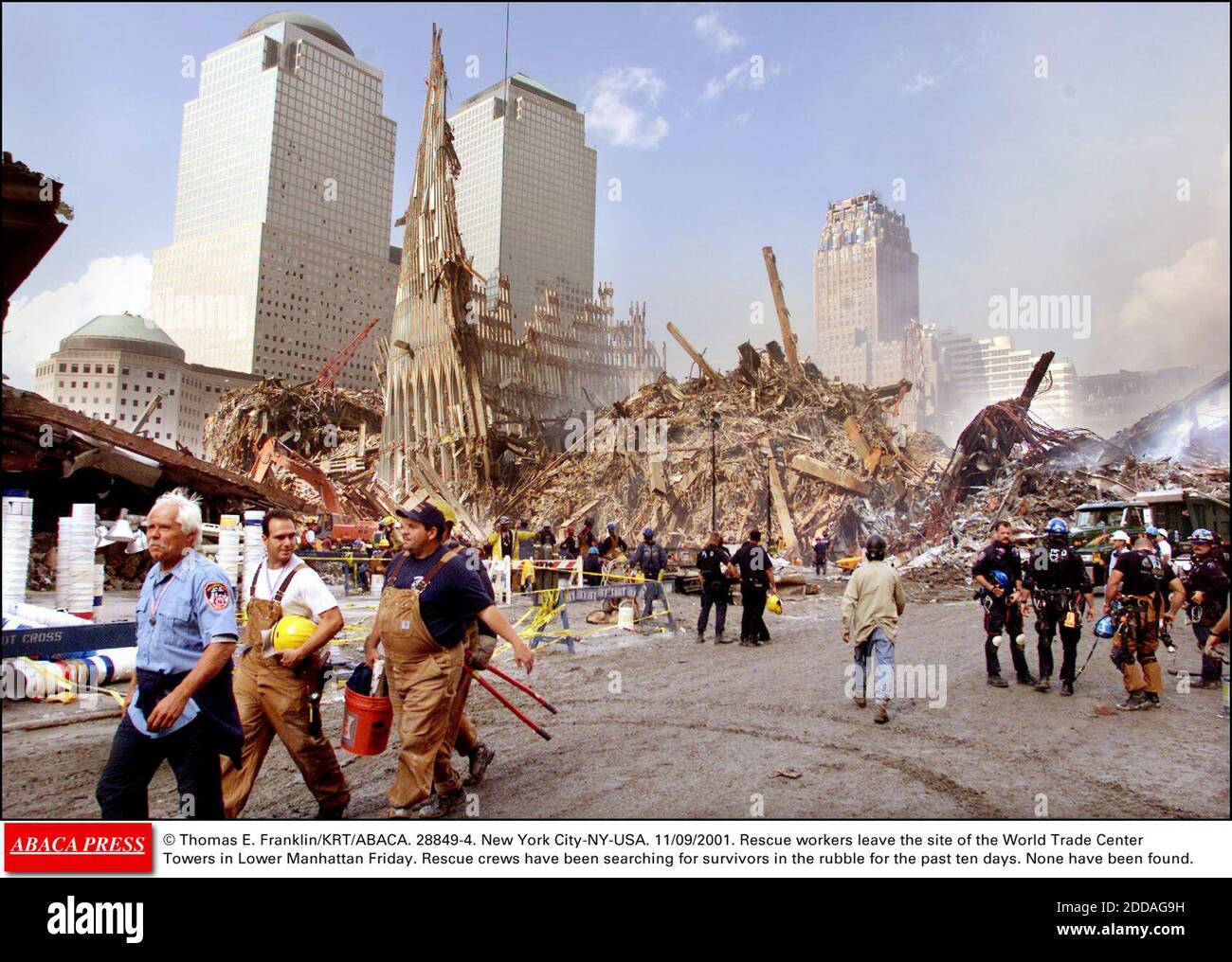 PAS DE FILM, PAS DE VIDÉO, PAS DE TV, PAS DE DOCUMENTAIRE - © THOMAS E. FRANKLIN/KRT/ABACA. 28849-4. New York-NY-USA. 11/09/2001. Les secouristes quittent le site des tours du World Trade Center à Lower Manhattan vendredi. Les équipes de secours sont à la recherche de survivants dans les décombres depuis dix jours. Aucun h Banque D'Images PAS DE FILM, PAS DE VIDÉO, PAS DE TV, PAS DE DOCUMENTAIRE - © THOMAS E. FRANKLIN/KRT/ABACA. 28849-4. New York-NY-USA. 11/09/2001. Les secouristes quittent le site des tours du World Trade Center à Lower Manhattan vendredi. Les équipes de secours sont à la recherche de survivants dans les décombres depuis dix jours. Aucun h Banque D'Images