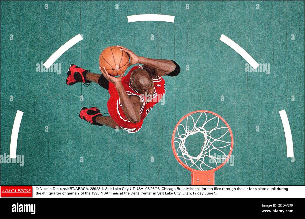 PAS DE FILM, PAS DE VIDÉO, PAS DE TV, PAS DE DOCUMENTAIRE - © NUCCIO DINUZZO/KRT/ABACA. 28923-1. Salt Lake City-UT-USA. 05/06/98. Chicago Bulls Michael Jordan vole dans les airs pour un dunk de taudis lors du 4e trimestre de la deuxième partie de la finale de la NBA 1998 au Delta Center de Salt Lake City, Utah, le vendredi 5 juin. Banque D'Images