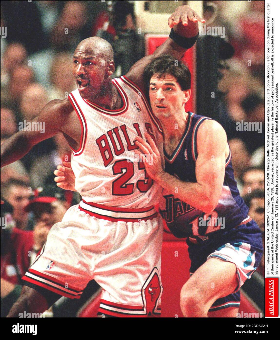 PAS DE FILM, PAS DE VIDÉO, PAS DE TV, PAS DE DOCUMENTAIRE - © PHIL VELASQUEZ/KRT/ABACA. 28926-1. Chicago-il-États-Unis. 25/01/98. Michael Jordan et Utah Jazz de Chicago Bulls gardent John Stockton vie en position pendant le premier trimestre de leur match au United Center le 25 janvier 1998. La Jordanie, considérée comme le plus grand Banque D'Images