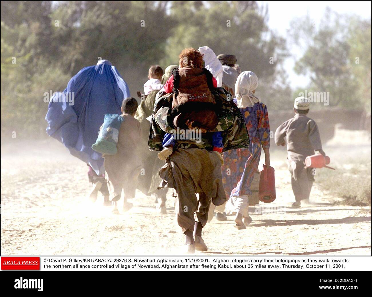 PAS DE FILM, PAS DE VIDÉO, PAS DE TV, PAS DE DOCUMENTAIRE - © DAVID P. GILKEY/KRT/ABACA. 29276-8. Nowabad-Aghanistan, 11/10/2001. Les réfugiés afghans portent leurs effets alors qu'ils marchent vers le village de Nowabad, en Afghanistan, contrôlé par l'alliance du nord, après avoir fui Kaboul, à environ 25 miles, jeudi, octobre Banque D'Images