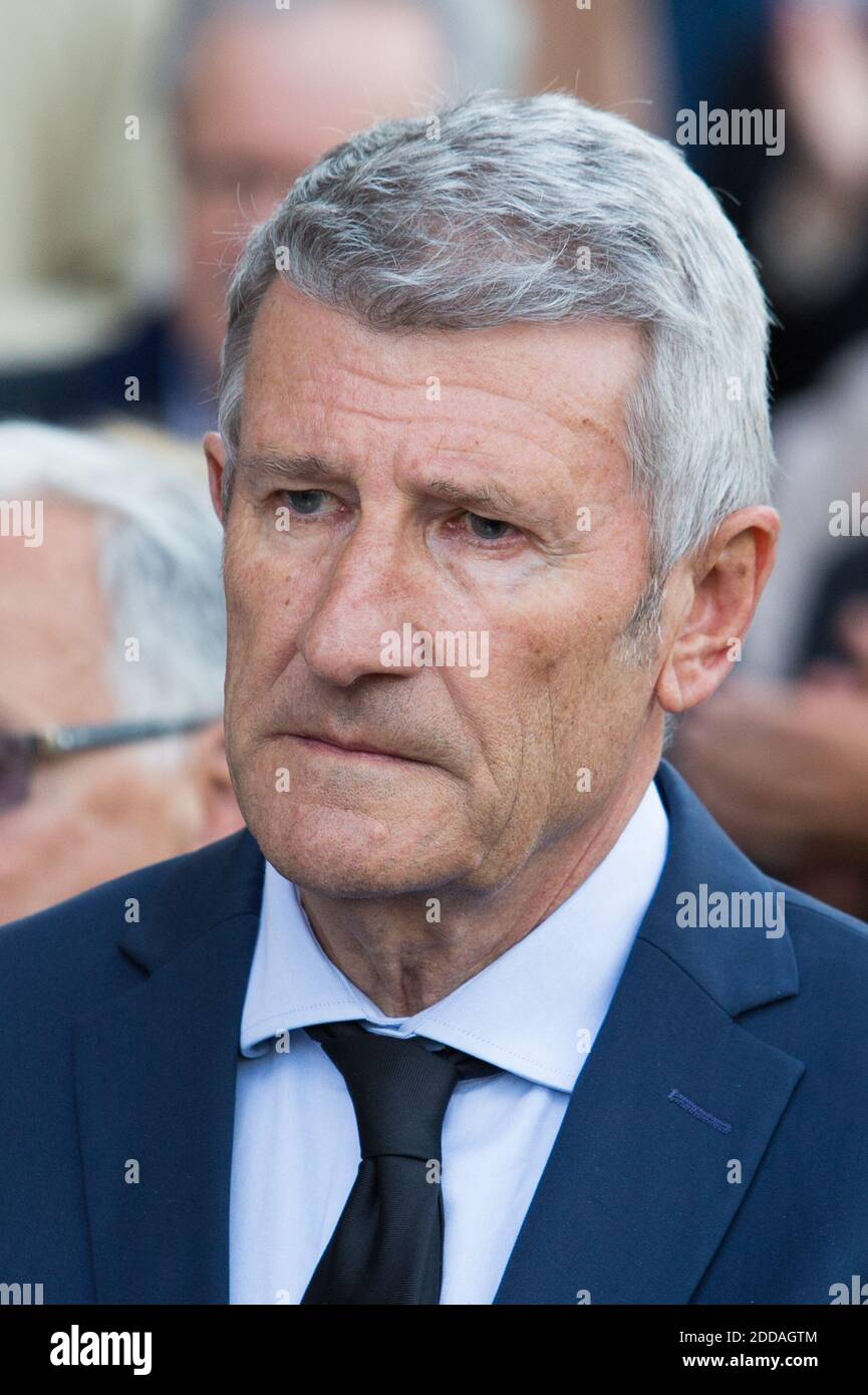 Philippe de Villiers quitte la cérémonie funéraire de l'acteur français