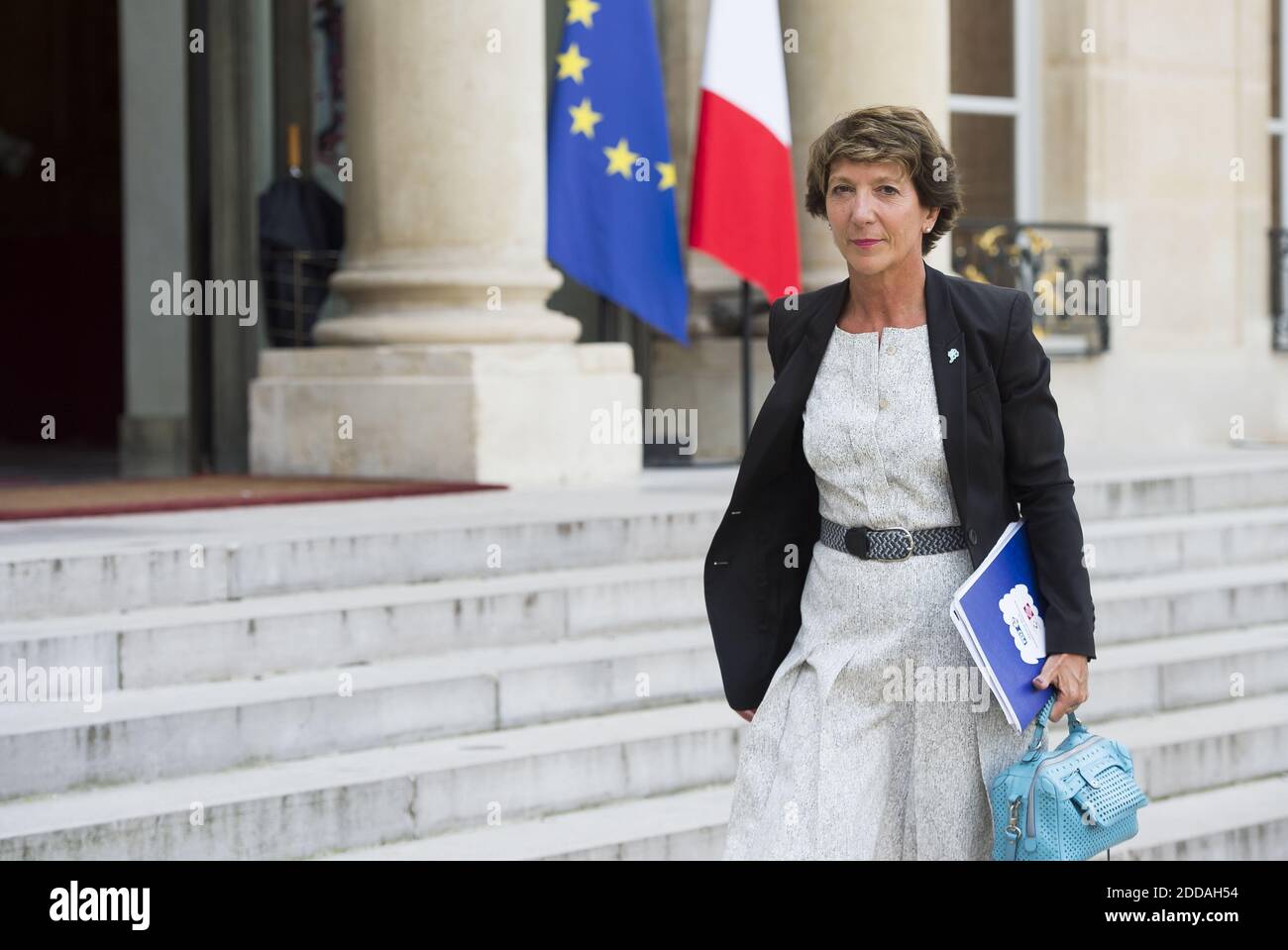 Stephane Pallez (L), chef de l'opérateur français de jeux de loterie 'française des Jeux' (FDJ), pose avec des billets de loterie pour la loterie 'Loto du patrimoine', qui vise à aider à restaurer les monuments à risque, à l'Elysée à Paris le 31 mai 2018. Le ministère français de la Culture a sélectionné 18 sites emblématiques pour profiter du tirage au sort de la Loto du patrimoine, qui aura lieu le 14 septembre 2018.photo par ELIOT BLONDT/ABACAPRESS.COM Banque D'Images