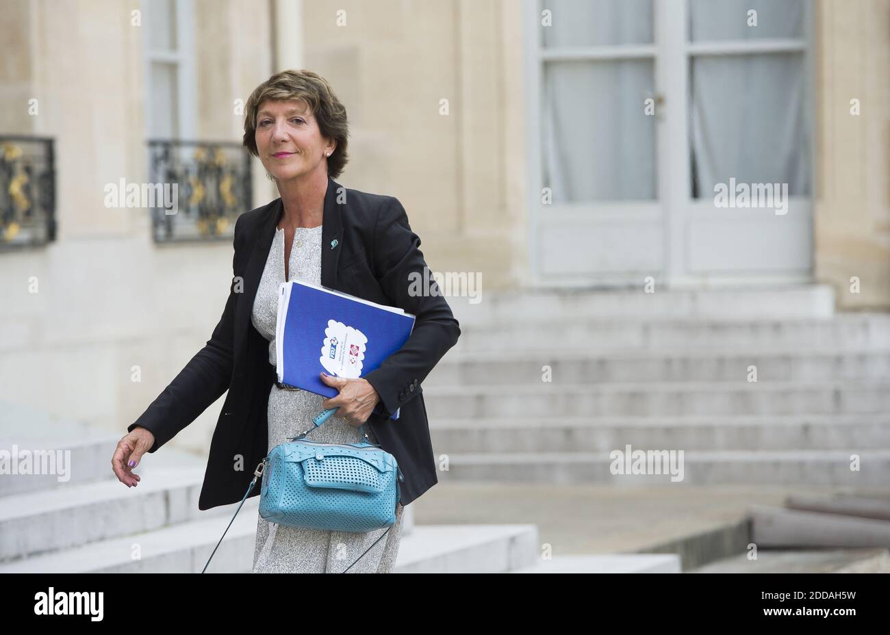 Stephane Pallez (L), chef de l'opérateur français de jeux de loterie 'française des Jeux' (FDJ), pose avec des billets de loterie pour la loterie 'Loto du patrimoine', qui vise à aider à restaurer les monuments à risque, à l'Elysée à Paris le 31 mai 2018. Le ministère français de la Culture a sélectionné 18 sites emblématiques pour profiter du tirage au sort de la Loto du patrimoine, qui aura lieu le 14 septembre 2018.photo par ELIOT BLONDT/ABACAPRESS.COM Banque D'Images