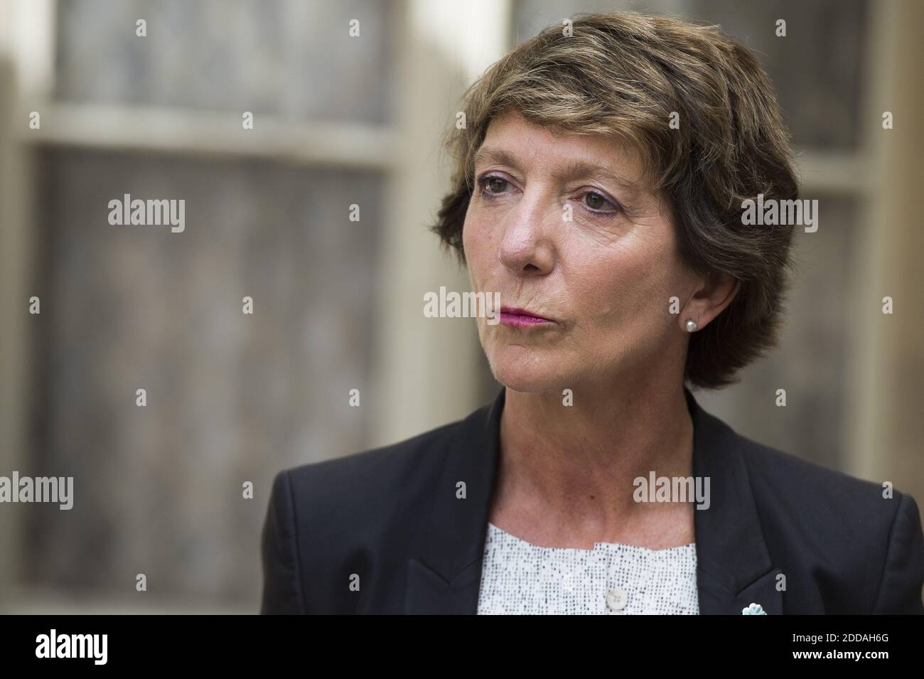 Stephane Pallez (L), chef de l'opérateur français de jeux de loterie 'française des Jeux' (FDJ), pose avec des billets de loterie pour la loterie 'Loto du patrimoine', qui vise à aider à restaurer les monuments à risque, à l'Elysée à Paris le 31 mai 2018. Le ministère français de la Culture a sélectionné 18 sites emblématiques pour profiter du tirage au sort de la Loto du patrimoine, qui aura lieu le 14 septembre 2018.photo par ELIOT BLONDT/ABACAPRESS.COM Banque D'Images