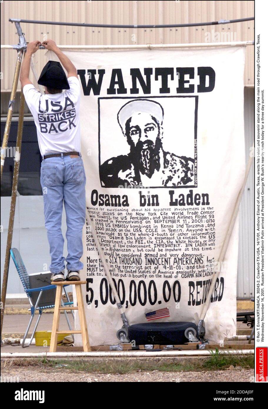 PAS DE FILM, PAS DE VIDÉO, PAS DE TV, PAS DE DOCUMENTAIRE - © RON T. ENNIS/KRT/ABACA. 30243-2. Crawford-TX-États-Unis. 14/11/01. Anthony Eiland, d'Austin, Texas, érige son stand de t-shirt et de souvenir le long de la route principale à travers Crawford, Texas, le mercredi 14 novembre 2001. Le président russe Vladimir Poutine est arrivé à Pres Banque D'Images