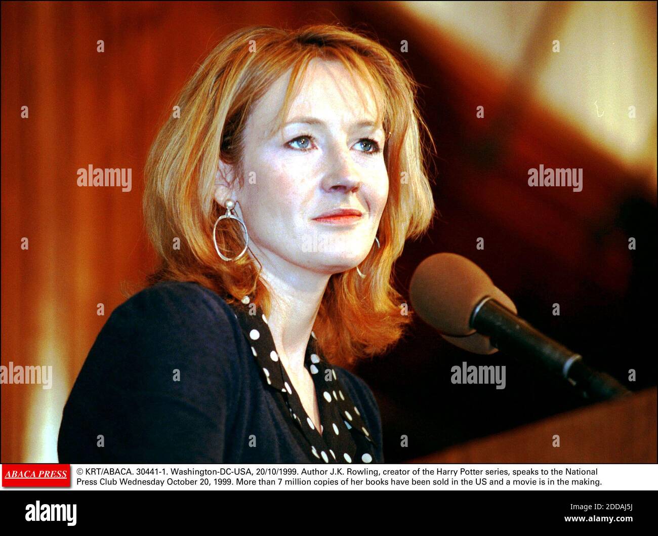 PAS DE FILM, PAS DE VIDÉO, PAS DE TV, PAS DE DOCUMENTAIRE - © KRT/ABACA. 30441-1. Washington-DC-USA, 20/10/1999. Auteur J.K. Rowling, créateur de la série Harry Potter, s'adresse au National Press Club le mercredi 20 octobre 1999. Plus de 7 millions d'exemplaires de ses livres ont été vendus aux États-Unis et un film y est Banque D'Images