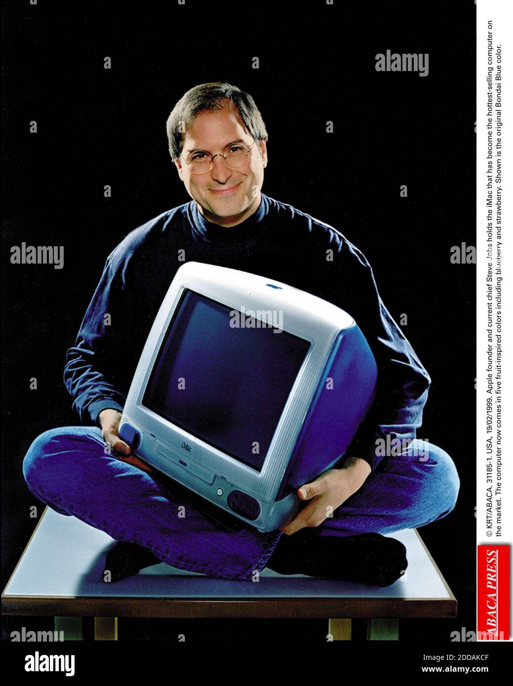 PAS DE FILM, PAS DE VIDÉO, PAS DE TV, PAS DE DOCUMENTAIRE - © KRT/ABACA.  31185-1. ÉTATS-UNIS, 19/02/1999. Le fondateur d'Apple et actuel chef Steve  Jobs détient l'iMac qui est devenu l'ordinateur