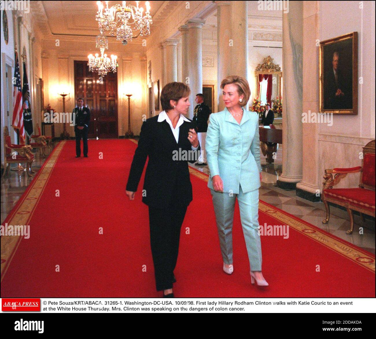 PAS DE FILM, PAS DE VIDÉO, PAS DE TV, PAS DE DOCUMENTAIRE - © PETE SOUZA/KRT/ABACA. 31265-1. Washington-DC-États-Unis. 10/09/98. La première dame Hillary Rodham Clinton marche avec Katie Couric à un événement à la Maison Blanche jeudi. Mme Clinton parlait des dangers du cancer du côlon. Banque D'Images