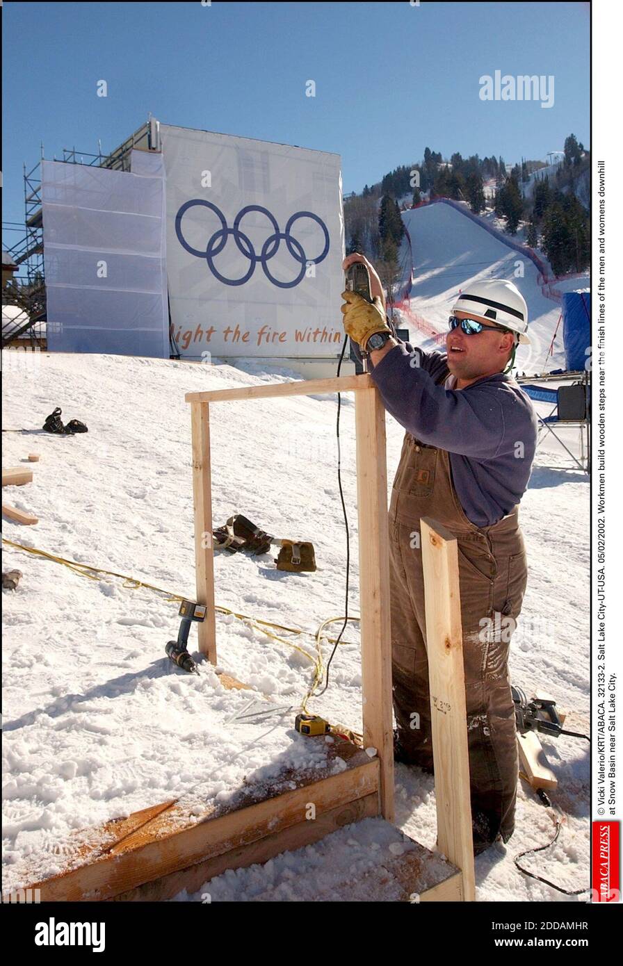 PAS DE FILM, PAS DE VIDÉO, PAS DE TV, PAS DE DOCUMENTAIRE - © VICKI VALERIO/KRT/ABACA. 32133-2. Salt Lake City-UT-USA. 05/02/2002. Les ouvriers construisent des marches en bois près des lignes d'arrivée des hommes et des femmes descendant à Snow Basin près de Salt Lake City. Banque D'Images