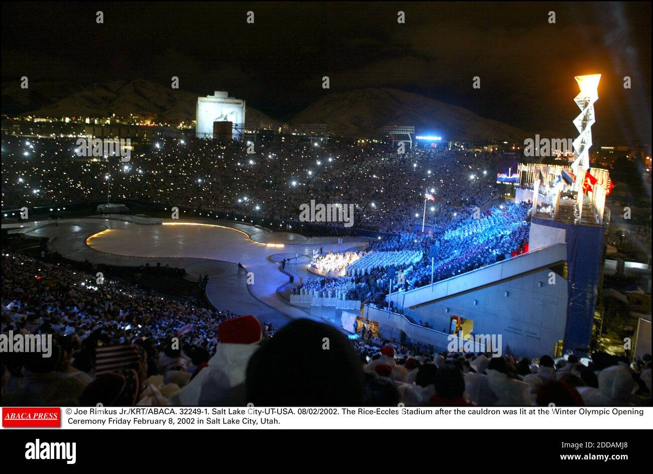 PAS DE FILM, PAS DE VIDÉO, PAS DE TV, PAS DE DOCUMENTAIRE - © JOE RIMKUS JR./KRT/ABACA. 32249-1. Salt Lake City-UT-USA. 08/02/2002. Le stade Rice-Eccles, après le chaudron, a été éclairé lors de la cérémonie d'ouverture des Jeux Olympiques d'hiver, le vendredi 8 février 2002, à Salt Lake City, Utah. Banque D'Images