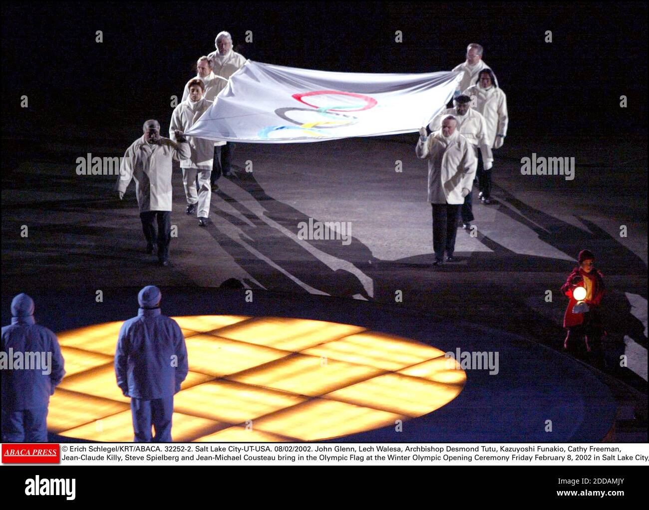 PAS DE FILM, PAS DE VIDÉO, PAS DE TV, PAS DE DOCUMENTAIRE - © ERICH SCHLEGEL/KRT/ABACA. 32252-2. Salt Lake City-UT-USA. 08/02/2002. John Glenn, Lech Walesa, l'archevêque Desmond Tutu, Kazuyoshi Funakio, Cathy Freeman, Jean-Claude Killy, Steve Spielberg et Jean-Michael Cousteau font entrer le drapeau olympique au Winte Banque D'Images
