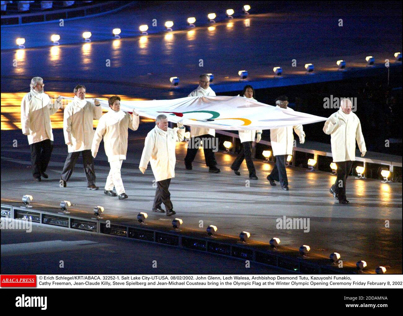 PAS DE FILM, PAS DE VIDÉO, PAS DE TV, PAS DE DOCUMENTAIRE - © ERICH SCHLEGEL/KRT/ABACA. 32252-1. Salt Lake City-UT-USA. 08/02/2002. John Glenn, Lech Walesa, l'archevêque Desmond Tutu, Kazuyoshi Funakio, Cathy Freeman, Jean-Claude Killy, Steve Spielberg et Jean-Michael Cousteau font entrer le drapeau olympique au Winte Banque D'Images
