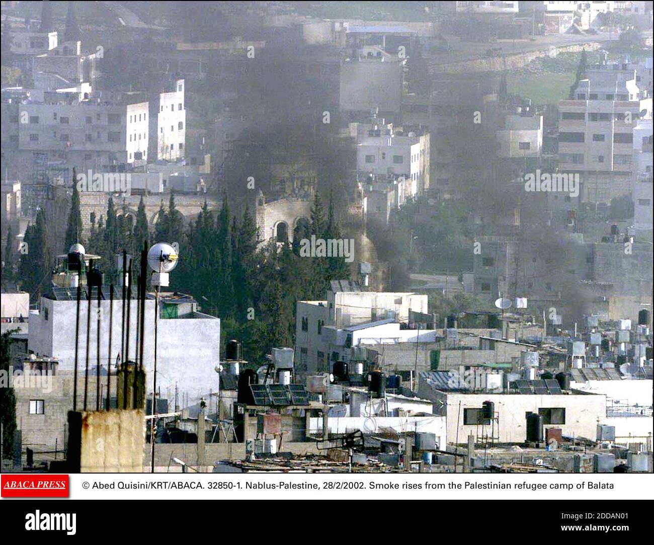 PAS DE FILM, PAS DE VIDÉO, PAS DE TV, PAS DE DOCUMENTAIRE - © ABED QUISINI/KRT/ABACA. 32850-1. Naplouse-Palestine, 28/2/2002. La fumée s'élève du camp de réfugiés palestiniens de Balata Banque D'Images