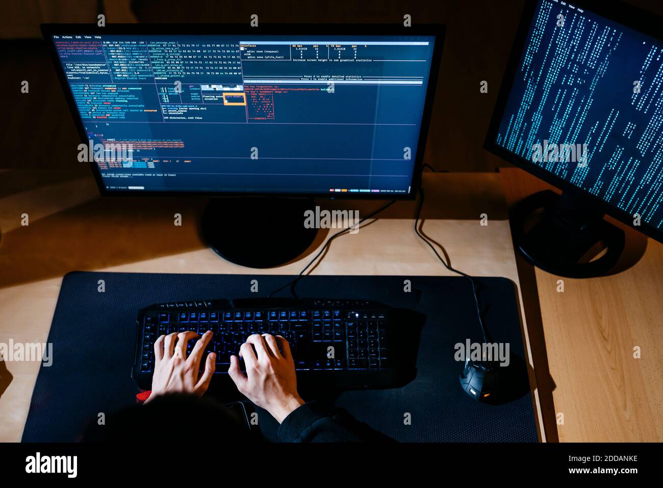 Des mains de hacker travaillant sur l'ordinateur au bureau Banque D'Images