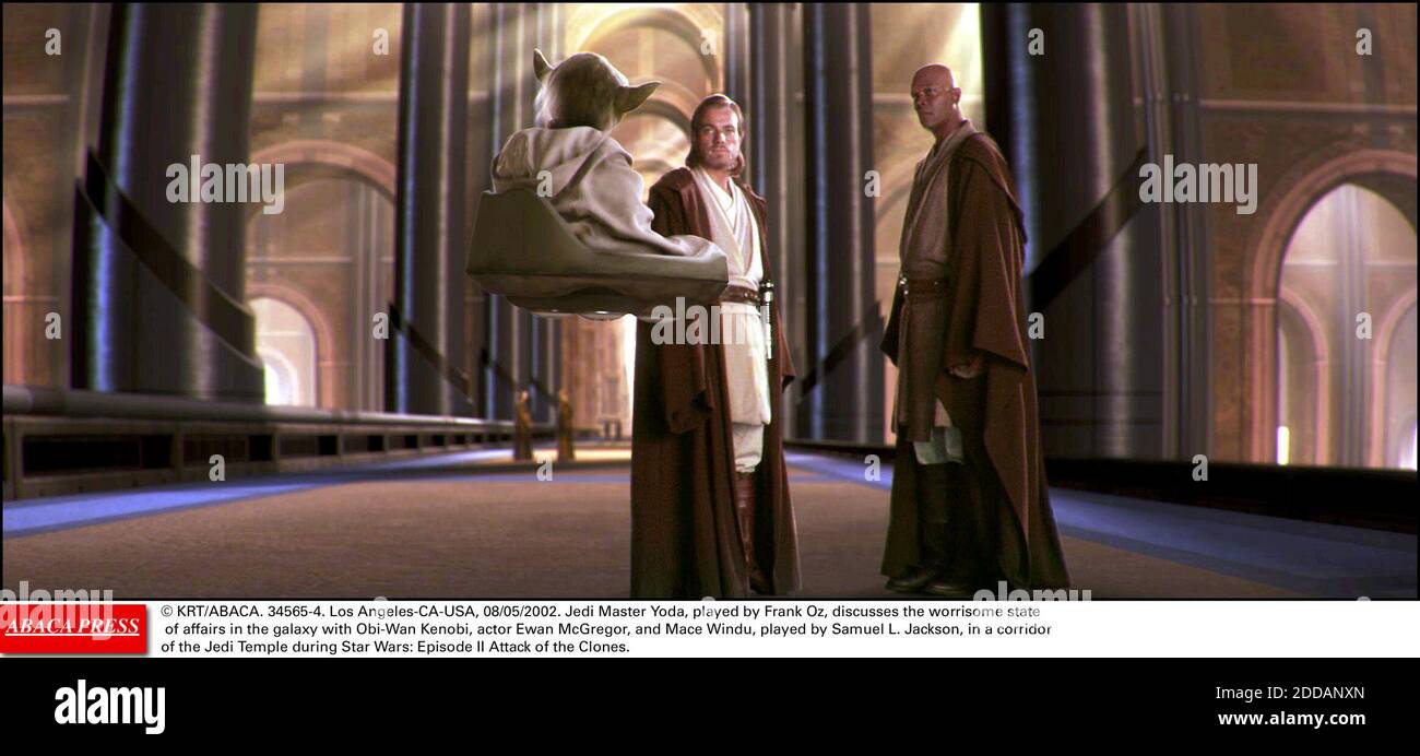 PAS DE FILM, PAS DE VIDÉO, PAS DE TV, PAS DE DOCUMENTAIRE - © KRT/ABACA. 34565-4. Los Angeles-CA-USA, 08/05/2002. Le maître Yoda de Jedi, joué par Frank Oz, discute de l'état inquiétant de la galaxie avec OBI-WAN Kenobi, l'acteur Ewan McGregor, et Mace Windu, joué par Samuel L. Jackson, dans un couloir de la Banque D'Images