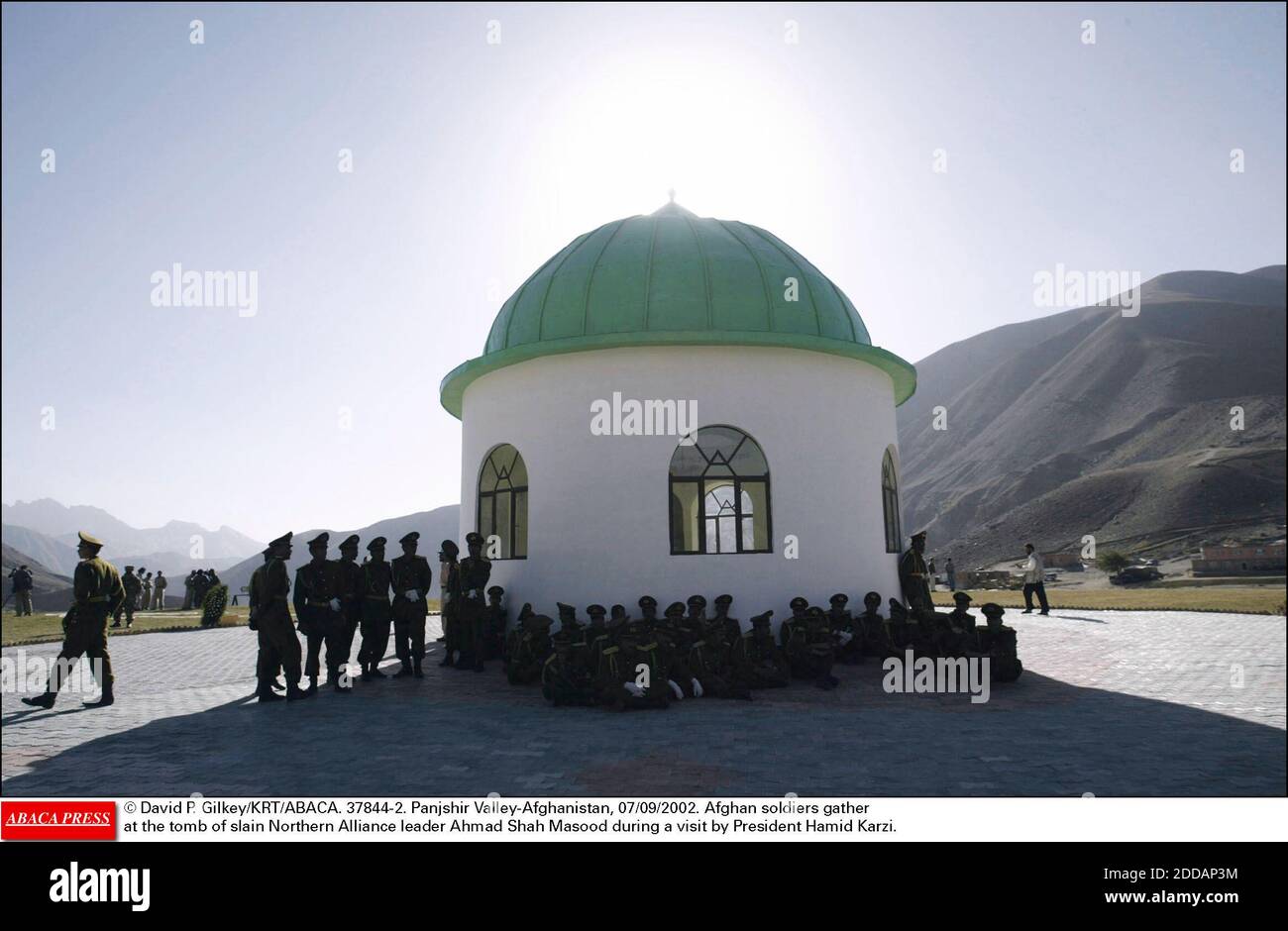 PAS DE FILM, PAS DE VIDÉO, PAS DE TV, PAS DE DOCUMENTAIRE - © DAVID P. GILKEY/KRT/ABACA. 37844-2. Vallée de Panjshir-Afghanistan, 07/09/2002. Les soldats afghans se réunissent sur le tombeau du leader de l'Alliance du Nord, Ahmad Shah Masood, lors d'une visite du président Hamid Karzi. Banque D'Images