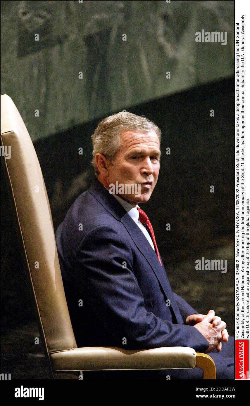 PAS DE FILM, PAS DE VIDÉO, PAS DE TV, PAS DE DOCUMENTAIRE - © CHUCK KENNEDY/KRT/ABACA. 37969-2. New York City-NY-USA, 12/09/2002.le Président Bush s'assoit et prend une profonde respiration après s'être présenté à l'Assemblée générale des Nations Unies. Un jour après le premier anniversaire des attentats du 11 septembre, leader Banque D'Images