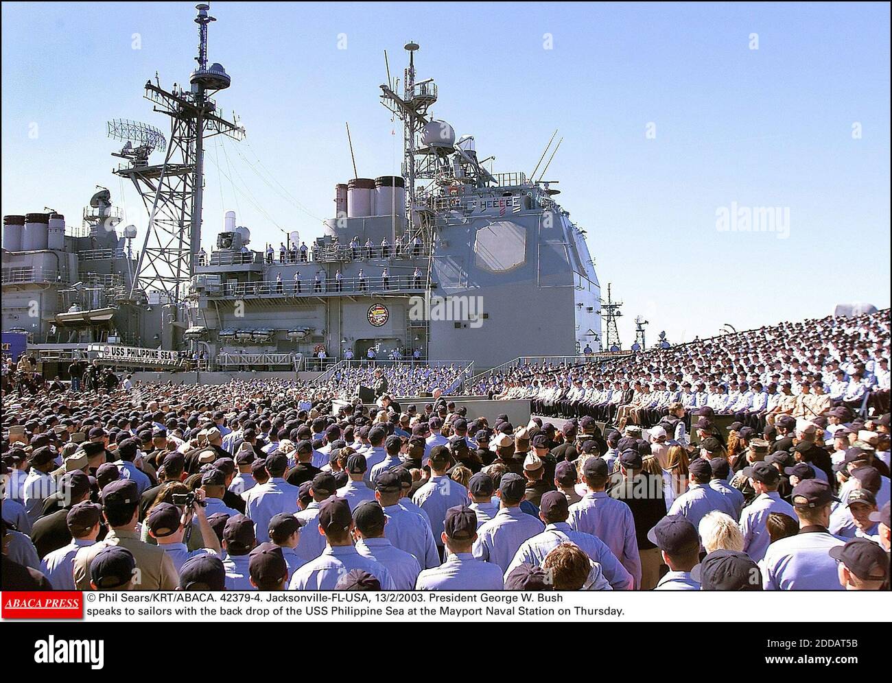 PAS DE FILM, PAS DE VIDÉO, PAS DE TV, PAS DE DOCUMENTAIRE - © PHIL SEARS/KRT/ABACA. 42379-4. Jacksonville-FL-USA, 13/2/2003. Le président George W. Bush parle aux marins avec la chute de l'USS Philippine Sea à la base navale de Mayport jeudi. Banque D'Images