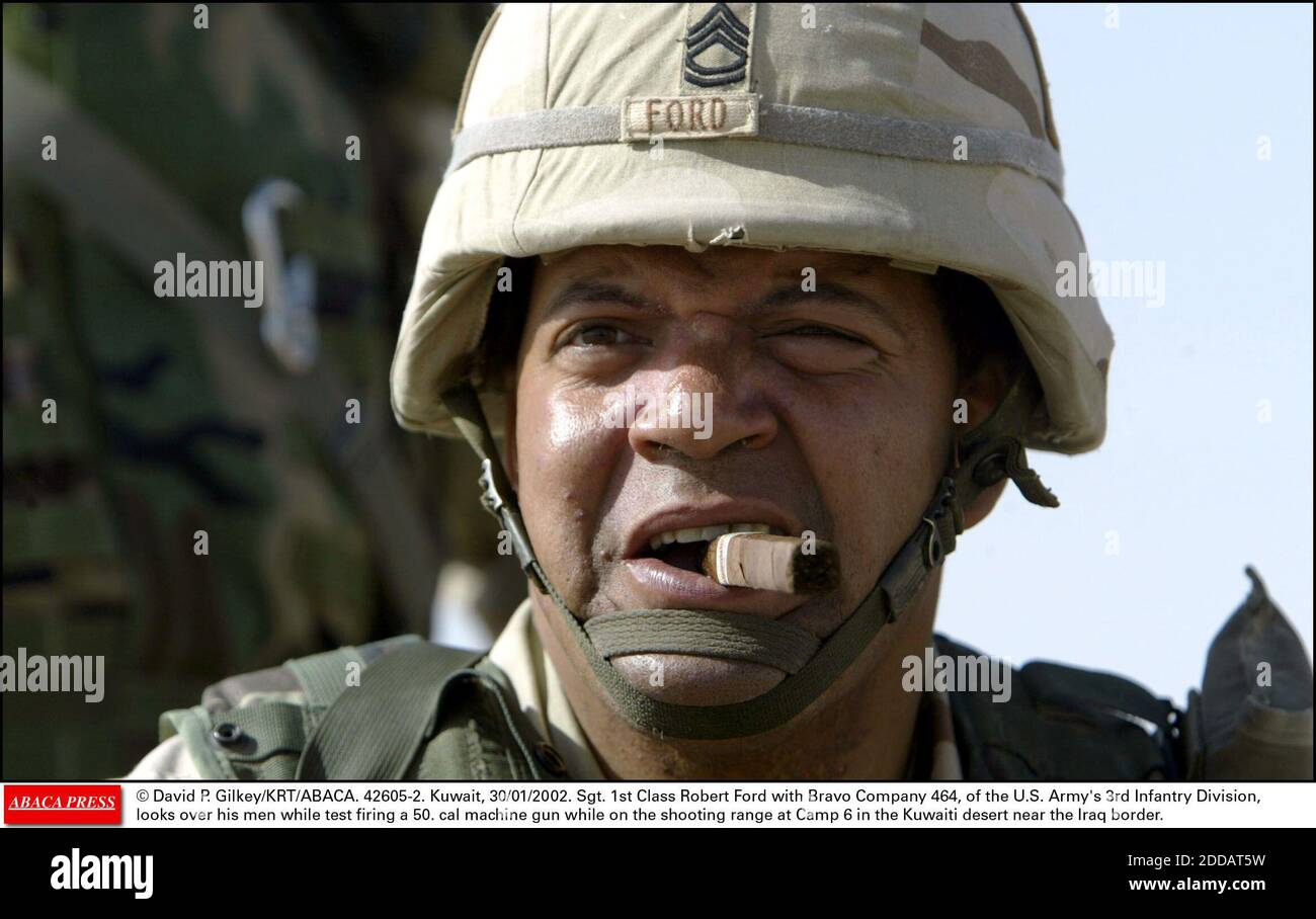 PAS DE FILM, PAS DE VIDÉO, PAS DE TV, PAS DE DOCUMENTAIRE - © DAVID P. GILKEY/KRT/ABACA. 42605-2. Koweït, 30/01/2002. Sgt. Robert Ford de 1ère classe avec Bravo Company 464, de la 3e division d'infanterie de l'armée américaine, regarde ses hommes pendant l'essai de tir d'une mitrailleuse 50. cal sur le champ de tir au Camp 6 dans le Banque D'Images