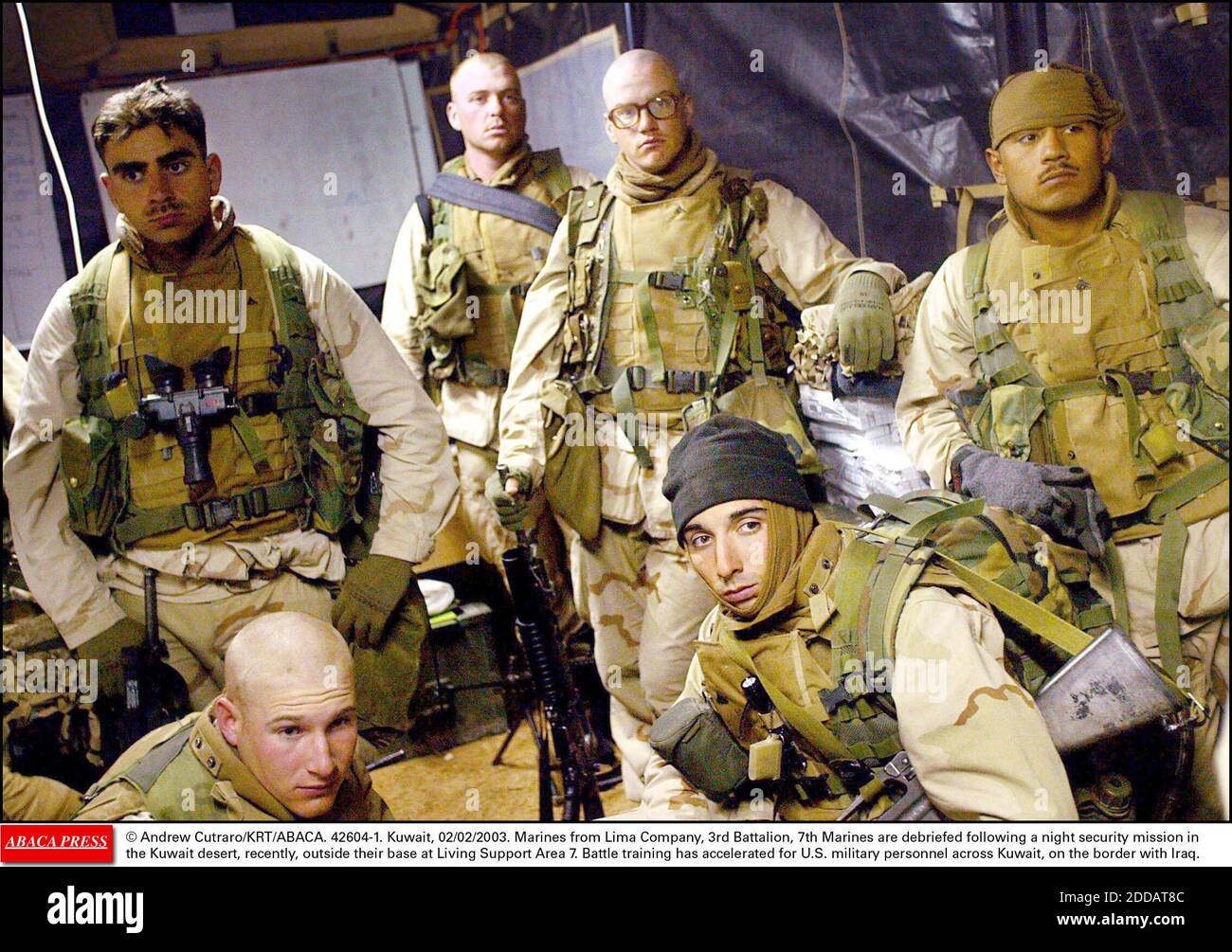 PAS DE FILM, PAS DE VIDÉO, PAS DE TV, PAS DE DOCUMENTAIRE - © ANDREW CUTRARO/KRT/ABACA. 42604-1. Koweït, 02/02/2003. Les Marines de la Compagnie Lima, 3e Bataillon, 7e Marines sont débriefées à la suite d'une mission de sécurité de nuit dans le désert du Koweït, récemment, à l'extérieur de leur base dans la zone de soutien vivant 7. Entraînement de combat ha Banque D'Images