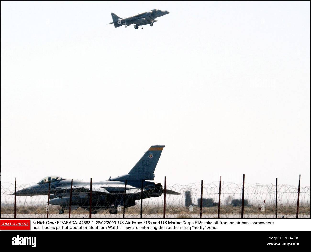 PAS DE FILM, PAS DE VIDÉO, PAS DE TV, PAS DE DOCUMENTAIRE - © NICK OZA/KRT/ABACA. 42883-1. 28/02/2003. DANS le cadre de l'opération Southern Watch, LES F16 de L'US Air Force et les F18 du US Marine corps prennent le départ d'une base aérienne située près de l'Irak. Ils font appliquer la zone d'exclusion aérienne du sud de l'Irak. Banque D'Images