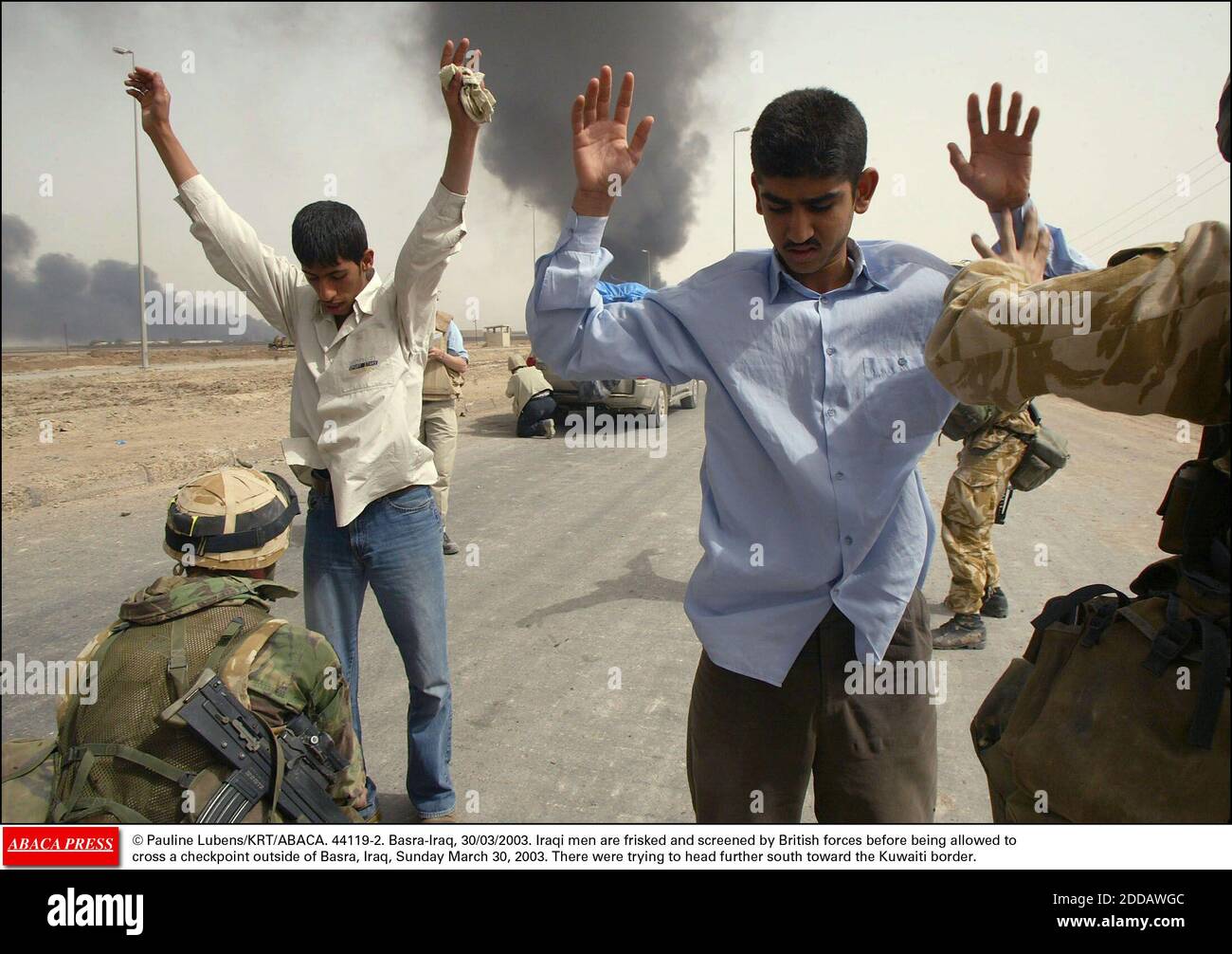 PAS DE FILM, PAS DE VIDÉO, PAS DE TV, PAS DE DOCUMENTAIRE - © PAULINE LUBENS/KRT/ABACA. 44119-2. Basra-Iraq, 30/03/2003. Les Irakiens sont frissisés et contrôlés par les forces britanniques avant d'être autorisés à traverser un poste de contrôle en dehors de Bassorah, Irak, le dimanche 30 mars 2003. Il essayait de se diriger plus vers le sud en direction de Banque D'Images