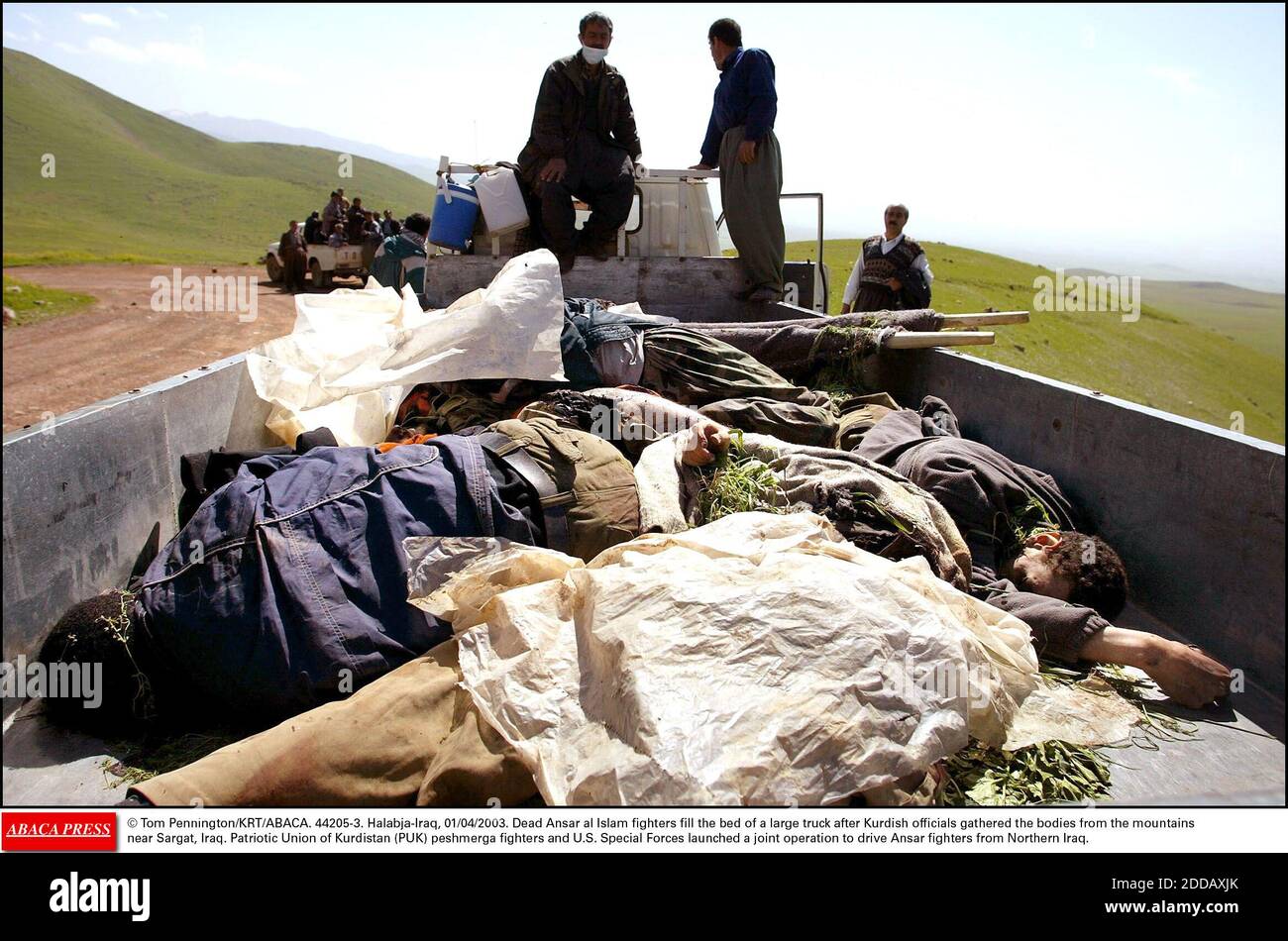 PAS DE FILM, PAS DE VIDÉO, PAS DE TV, PAS DE DOCUMENTAIRE - © TOM PENNINGTON/KRT/ABACA. 44205-3. Halabja-Iraq, 01/04/2003. Les combattants Ansar al Islam morts remplissent le lit d'un grand camion après que les responsables kurdes ont rassemblé les corps des montagnes près de Sargat, en Irak. Union patriotique du Kurdistan (PUK) peshmerga fighte Banque D'Images