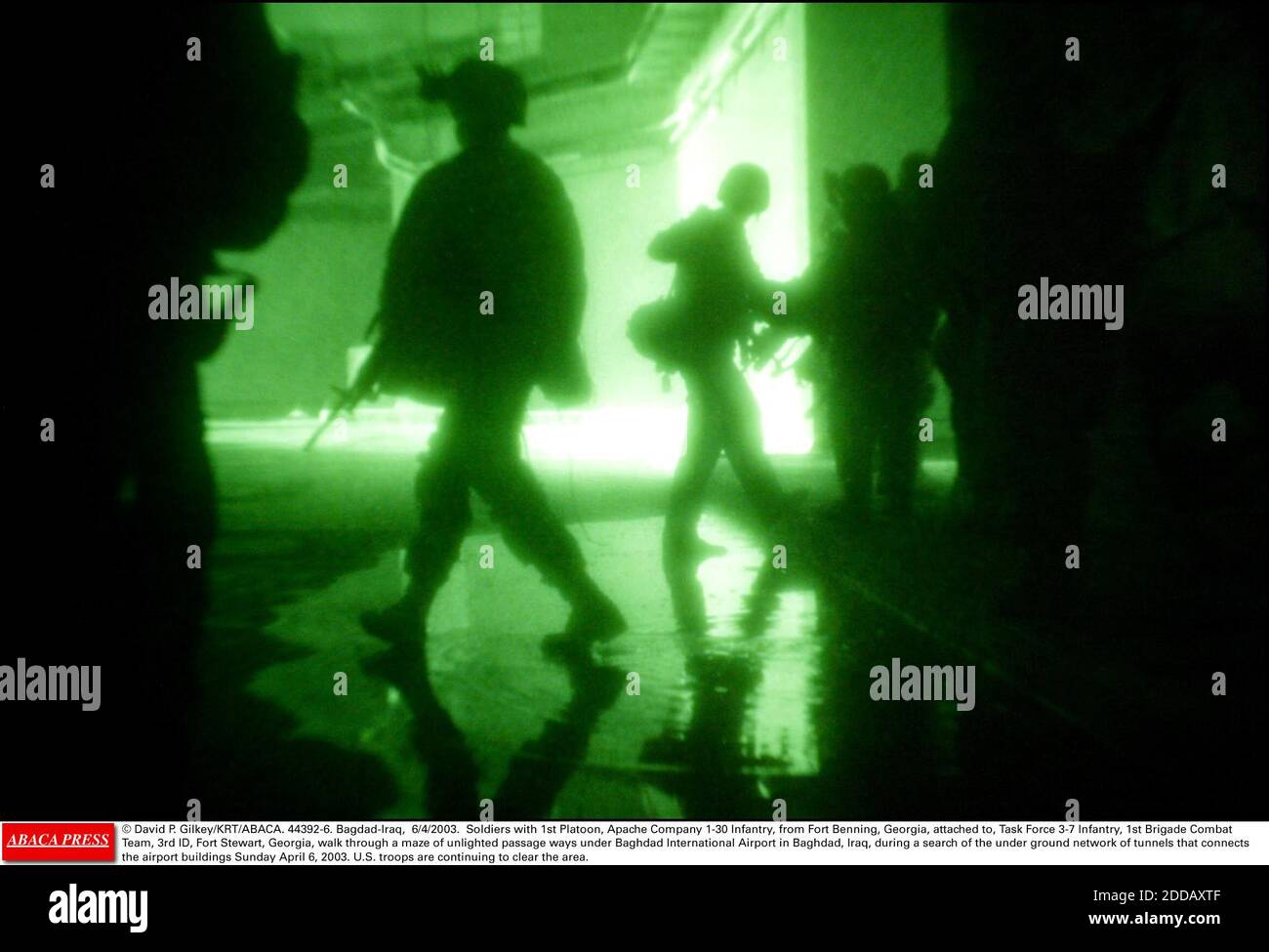 PAS DE FILM, PAS DE VIDÉO, PAS DE TV, PAS DE DOCUMENTAIRE - © DAVID P. GILKEY/KRT/ABACA. 44392-6. Bagdad-Iraq, 6/4/2003. Des soldats avec le 1er peloton, Apache Company 1-30 Infantry, de fort Benning, Géorgie, attachés à, Task Force 3-7 Infantry, 1re Brigade combat Team, 3e ID, fort Stewart, Géorgie, marchent à travers a Banque D'Images