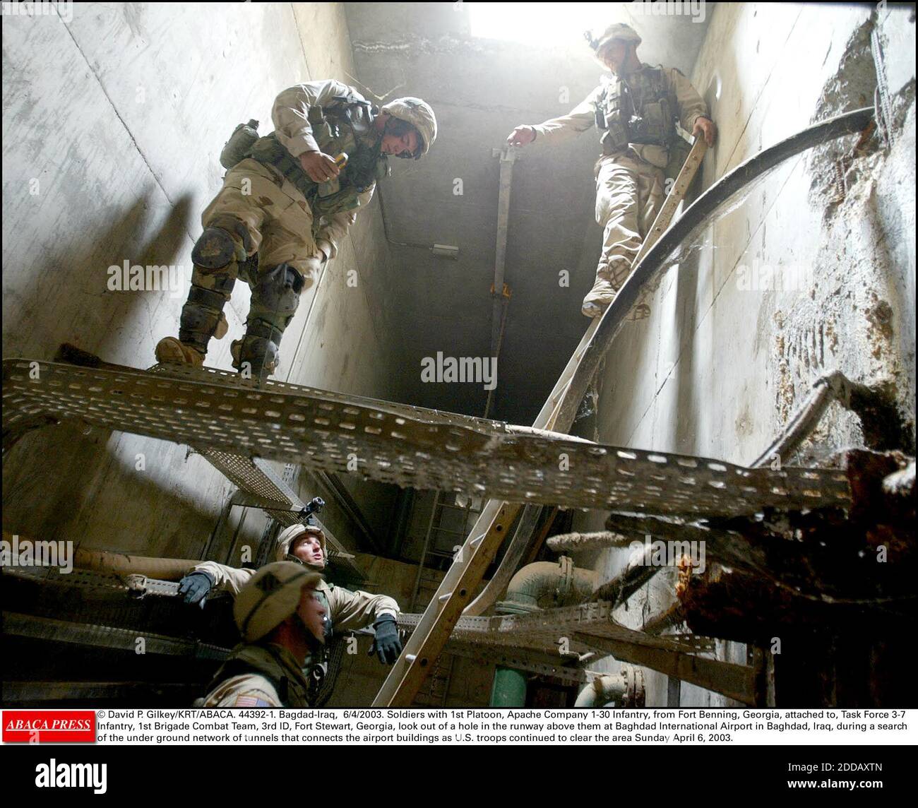 PAS DE FILM, PAS DE VIDÉO, PAS DE TV, PAS DE DOCUMENTAIRE - © DAVID P. GILKEY/KRT/ABACA. 44392-1. Bagdad-Irak, 6/4/2003. Soldats avec 1er peloton, Apache Company 1-30 Infantry, de fort Benning, Géorgie, attaché à, Task Force 3-7 Infantry, 1re Brigade combat Team, 3e ID, fort Stewart, Géorgie, regarder par une h Banque D'Images