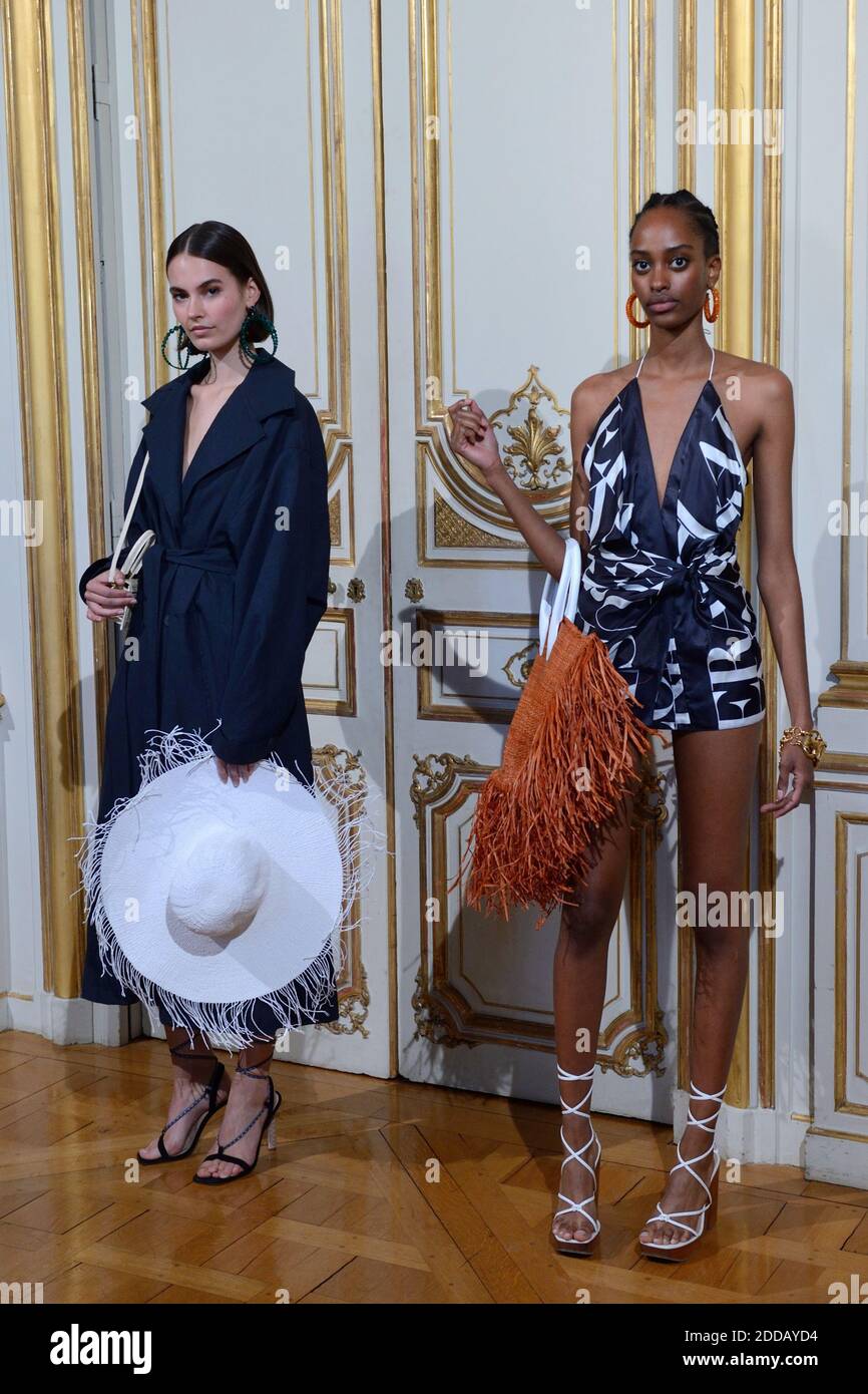 Un modèle présente une création lors du Jacquemus Fashion Show dans le  cadre de la semaine de la mode de Paris vêtements pour femmes Printemps -  été 2019 qui a eu lieu