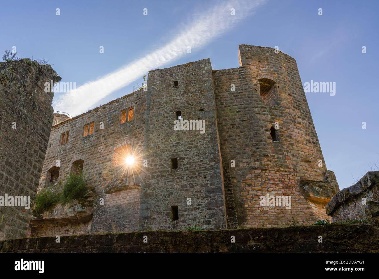 Allemagne, Rhénanie-Palatinat, murs fortifiés du château de Grafenstein au coucher du soleil Banque D'Images