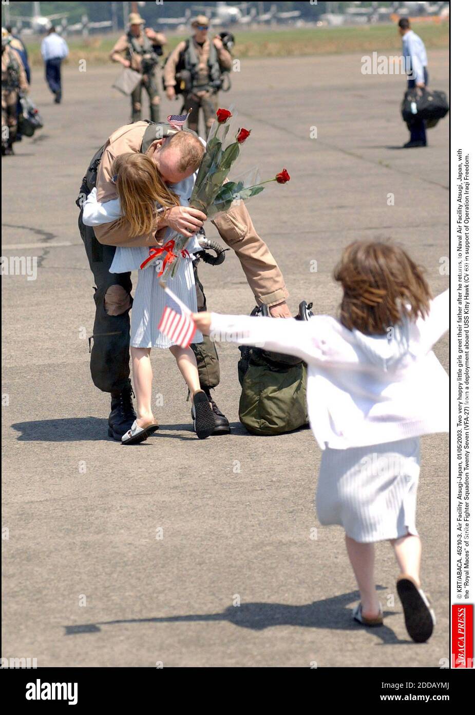 PAS DE FILM, PAS DE VIDÉO, PAS DE TV, PAS DE DOCUMENTAIRE - © KRT/ABACA. 45210-3. Air Facility Atsugi-Japan, 01/05/2003. Deux petites filles très heureuses accueillent leur père après son retour, à la Naval Air Facility Atsugi, Japon, avec le Royal Maces of Strike Fighter Squadron vingt-sept (VFA-27) d'un déploiement à l'aboa Banque D'Images