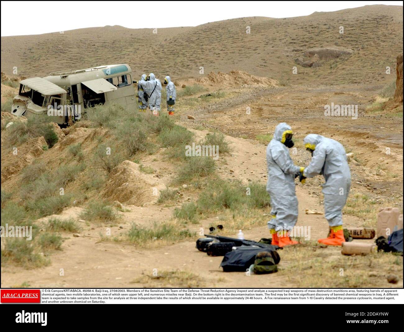 PAS DE FILM, PAS DE VIDÉO, PAS DE TV, PAS DE DOCUMENTAIRE - © ERIK CAMPOS/KRT/ABACA. 45058-4. Bayji-Iraq, 27/04/2003. Les membres de l'équipe des sites sensibles de l'Agence de réduction de la menace de défense inspectent et analysent une zone de munitions iraquiennes soupçonnées d'armes de destruction massive, comportant des barils de produits chimiques apparents ag Banque D'Images