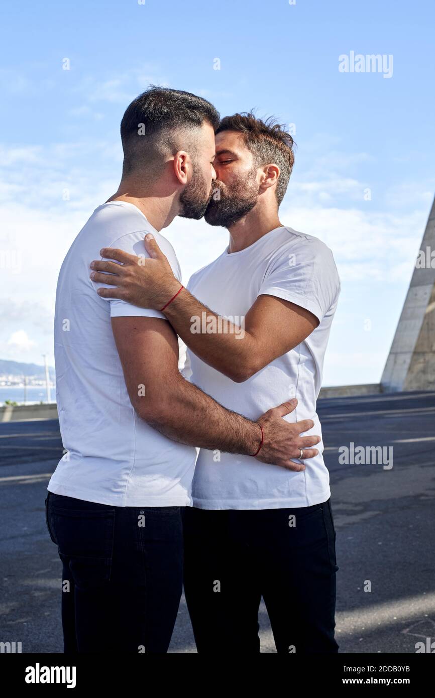 Couple gay s'embrasser Banque de photographies et d'images à haute  résolution - Alamy