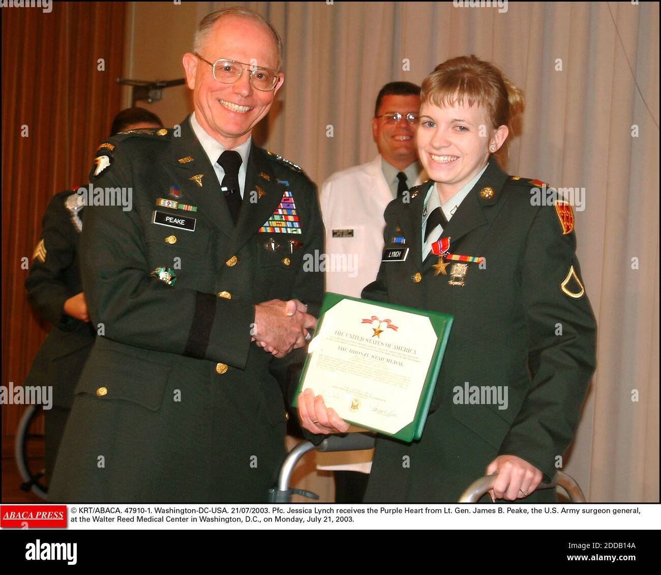 PAS DE FILM, PAS DE VIDÉO, PAS DE TV, PAS DE DOCUMENTAIRE - © KRT/ABACA. 47910-1. Washington-DC-États-Unis. 21/07/2003. PFC. Jessica Lynch reçoit le cœur violet du lieutenant-général James B. Peake, le chirurgien général de l'armée américaine, au Walter Reed Medical Center de Washington, D.C., le lundi 21 juillet 2003. Banque D'Images