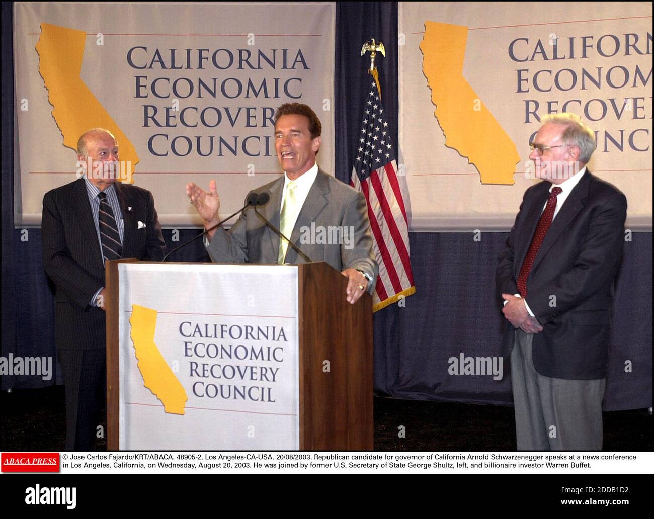 PAS DE FILM, PAS DE VIDÉO, PAS DE TV, PAS DE DOCUMENTAIRE - © JOSE CARLOS FAJARDO/KRT/ABACA. 48905-2. Los Angeles-CA-USA. 20/08/2003. Le candidat républicain au poste de gouverneur de la Californie Arnold Schwarzenegger prend la parole lors d'une conférence de presse à Los Angeles, en Californie, le mercredi 20 août 2003. Il a été rejoint par l'ancien Banque D'Images