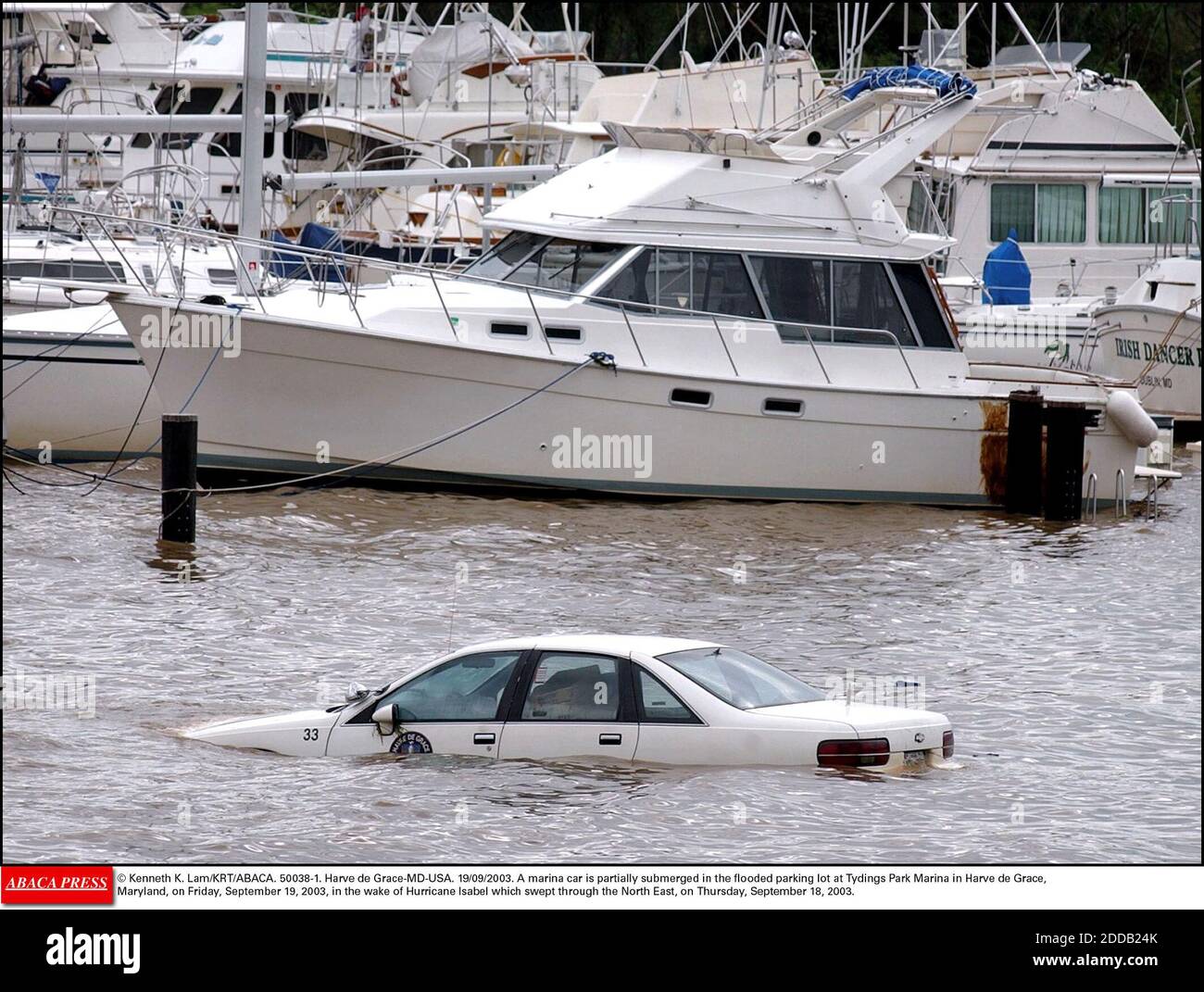 PAS DE FILM, PAS DE VIDÉO, PAS DE TV, PAS DE DOCUMENTAIRE - © KENNETH K. LAM/KRT/ABACA. 50038-1. Harve de Grace-MD-USA. 19/09/2003. Une voiture de la marina est partiellement submergée dans le parc de stationnement inondé de Tydings Park Marina à Harve de Grace, Maryland, le vendredi 19 septembre 2003, à la suite de l'ouragan Isabel qui Banque D'Images