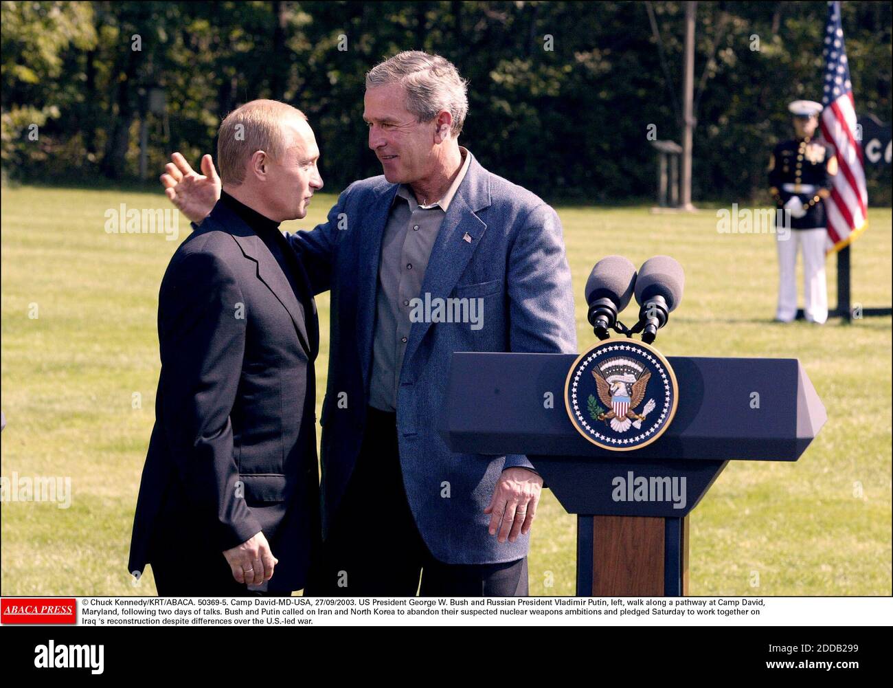 PAS DE FILM, PAS DE VIDÉO, PAS DE TV, PAS DE DOCUMENTAIRE - © CHUCK KENNEDY/KRT/ABACA. 50369-5. Camp David-MD-USA, 27/09/2003. Le président AMÉRICAIN George W. Bush et le président russe Vladimir Poutine, à leur sortie, marchent le long d'une voie à Camp David, Maryland, après deux jours de pourparlers. Bush et Poutine ont appelé l'Iran et le Nord-K Banque D'Images