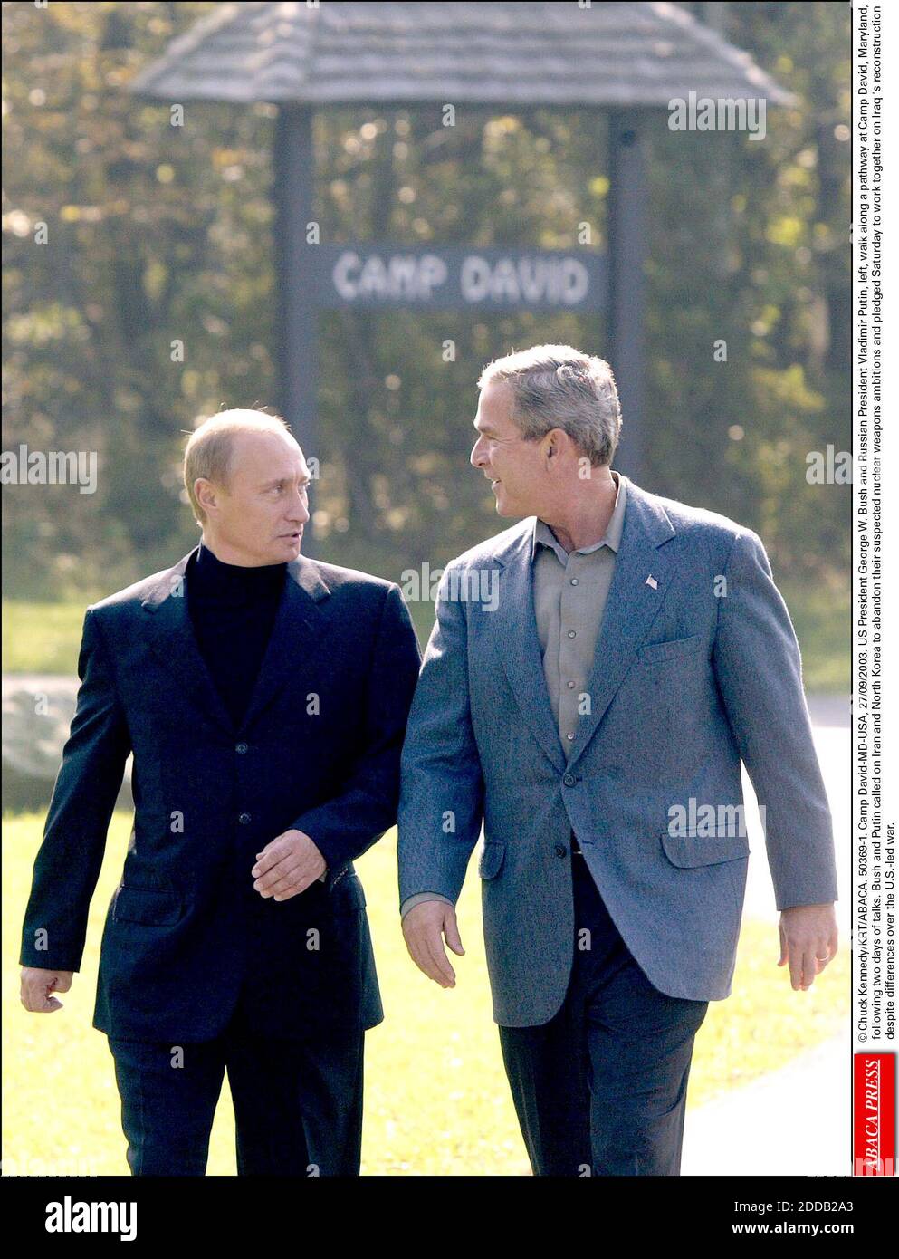 PAS DE FILM, PAS DE VIDÉO, PAS DE TV, PAS DE DOCUMENTAIRE - © CHUCK KENNEDY/KRT/ABACA. 50369-1. Camp David-MD-USA, 27/09/2003. Le président AMÉRICAIN George W. Bush et le président russe Vladimir Poutine, à leur sortie, marchent le long d'une voie à Camp David, Maryland, après deux jours de pourparlers. Bush et Poutine ont appelé l'Iran et le Nord-K Banque D'Images