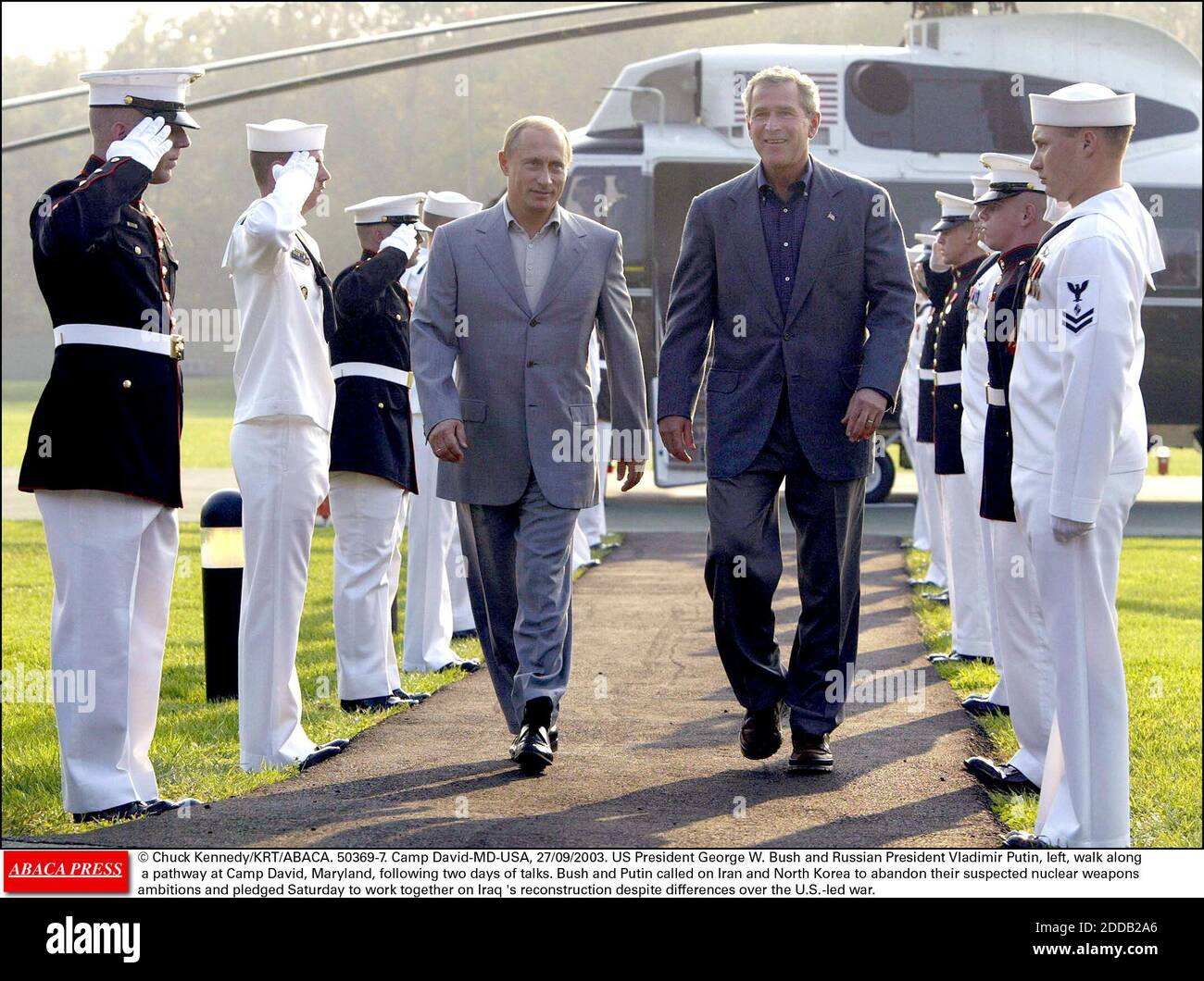 PAS DE FILM, PAS DE VIDÉO, PAS DE TV, PAS DE DOCUMENTAIRE - © CHUCK KENNEDY/KRT/ABACA. 50369-7. Camp David-MD-USA, 27/09/2003. Le président AMÉRICAIN George W. Bush et le président russe Vladimir Poutine, à leur sortie, marchent le long d'une voie à Camp David, Maryland, après deux jours de pourparlers. Bush et Poutine ont appelé l'Iran et le Nord-K Banque D'Images